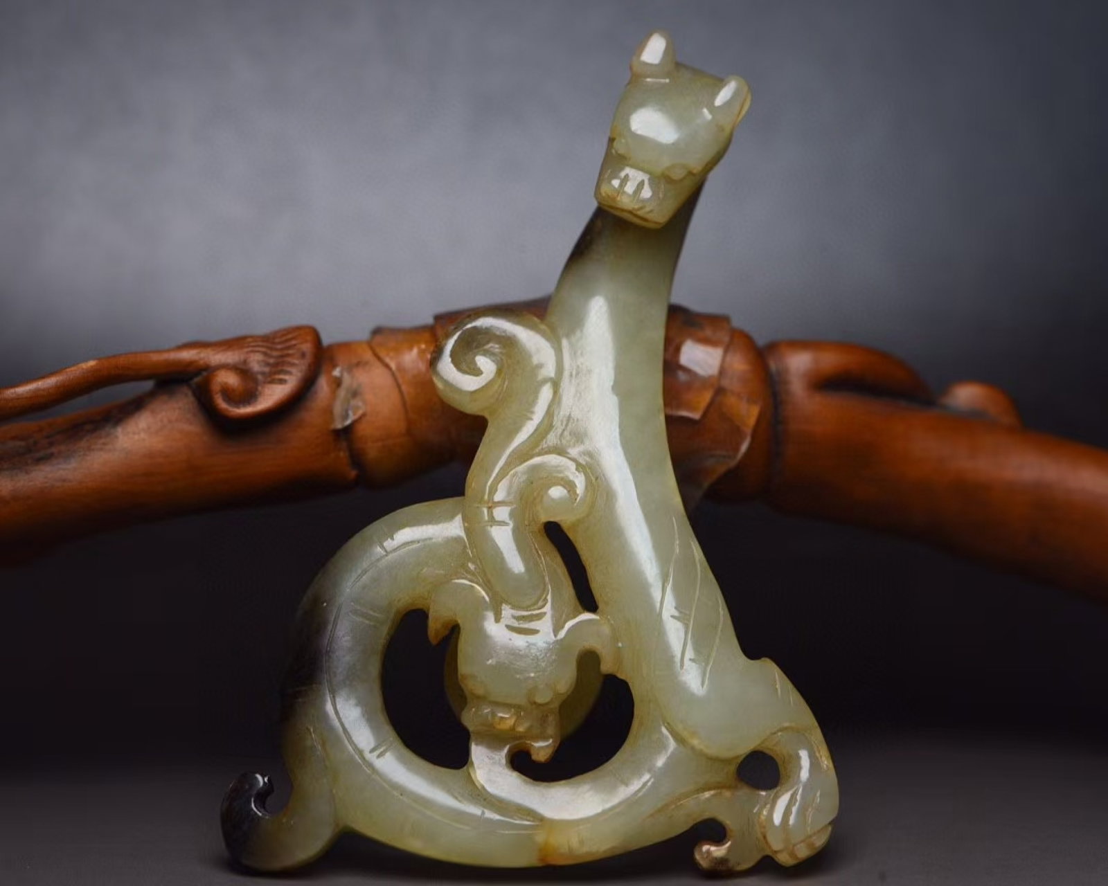 An Exquisite White Jade Dragon Ornament: An Exquisite White Jade Dragon Ornament,Qing Dynasty,China,Size:3.4inx2.3inx0.6in,Weight:36g 白玉龙摆件,中国清代