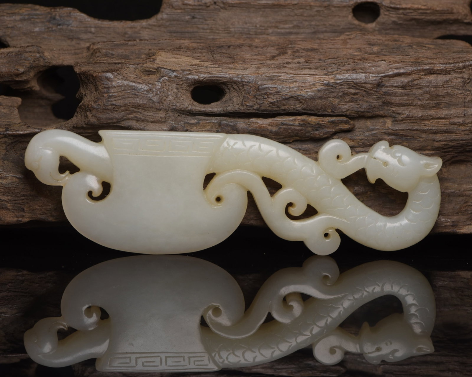 An Exquisite White Jade Dragon Ornament: An Exquisite White Jade Dragon Ornament,Qing Dynasty,China,Size:5.1inx1.5inx0.4in,Weight:79g 白玉龙摆件,中国清代