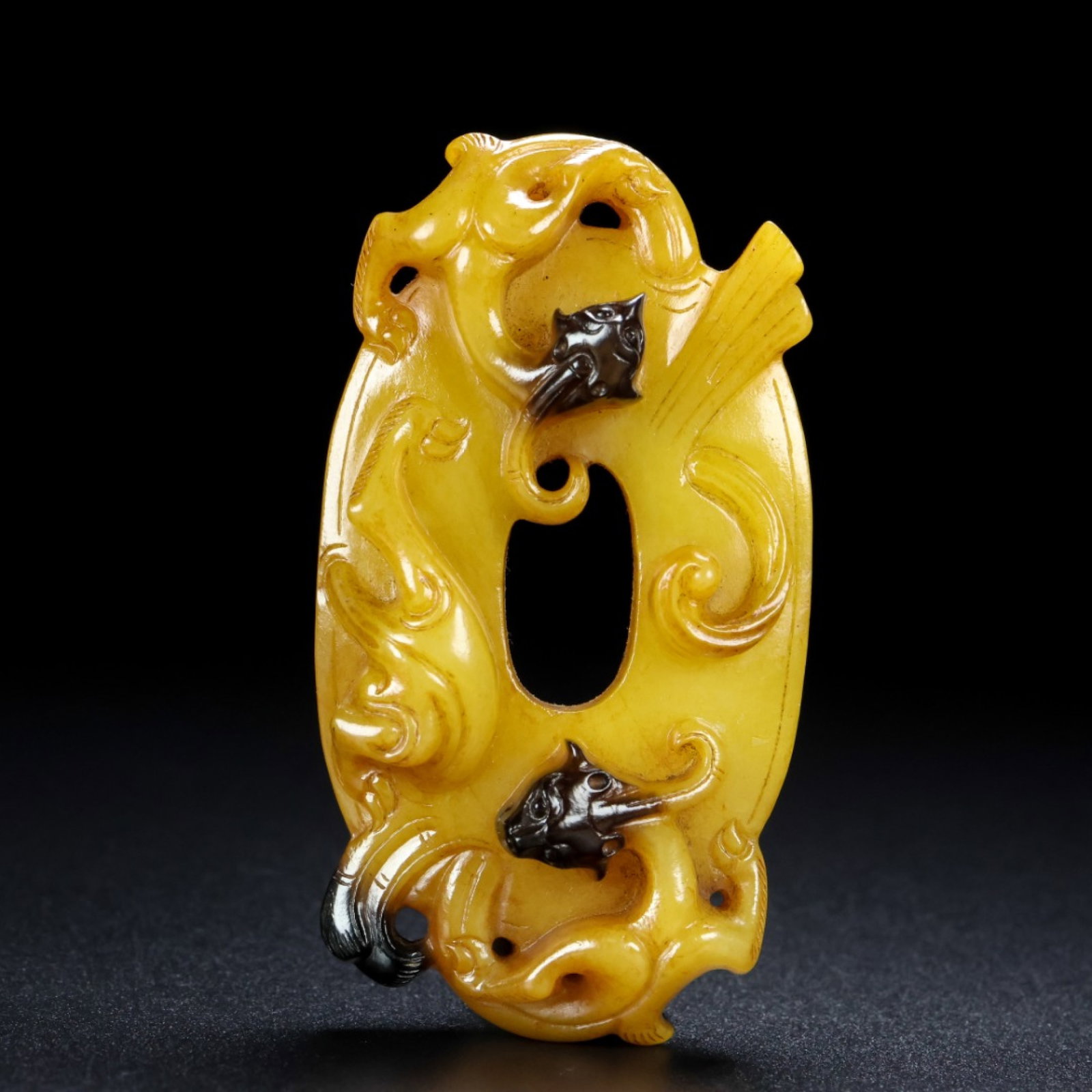 An Archaic Gaogu yu Beast Pendant: An Archaic Gaogu yu Beast Pendant,Ancient Time, China, Size:1.6inx0.7inx2.8in, Weight:61g 高古玉兽纹挂件,中国远古时期,