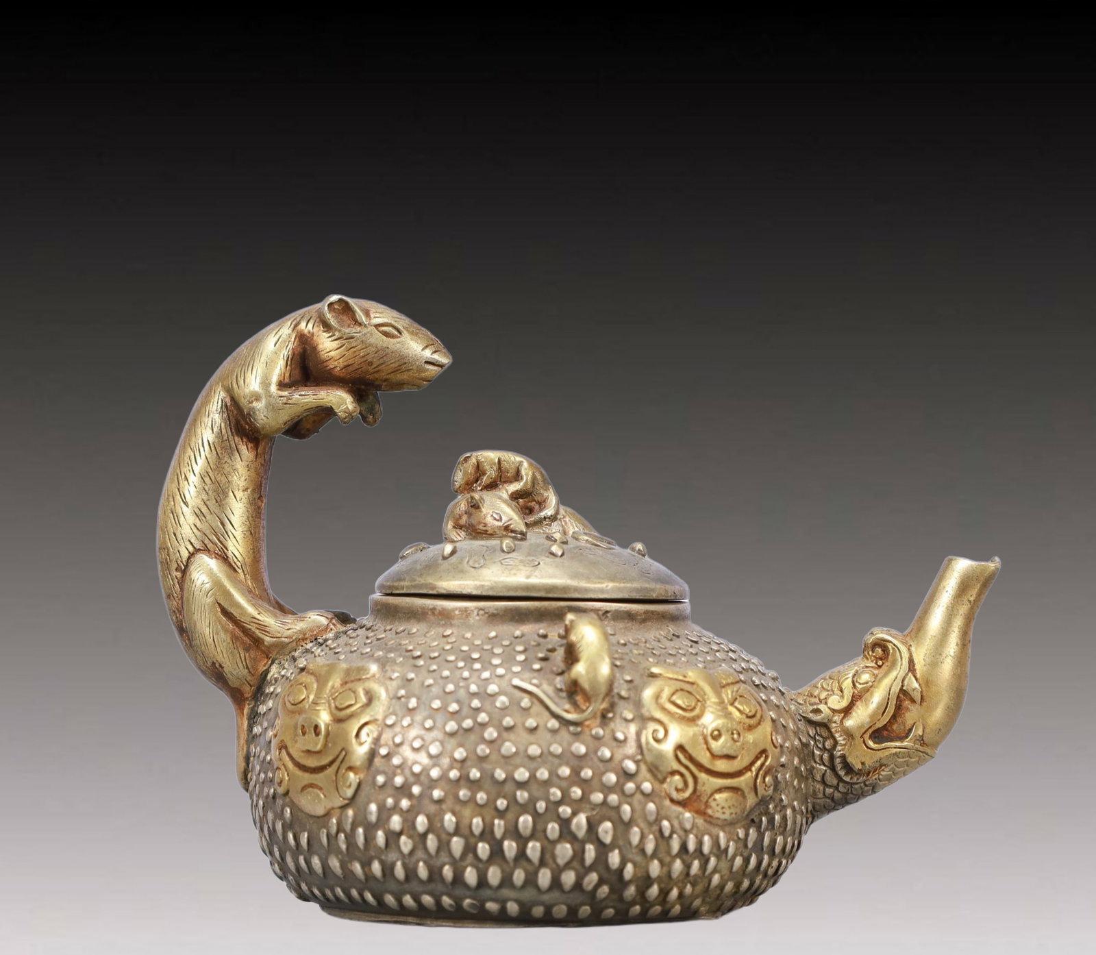 A Rare Gilt Silver Mouse Pattern Ewer: A Rare Gilt Silver Mouse Pattern Ewer,Qing Dynasty, China,Qianlong Four-character Mark,Size:6.1inx4.3inx4.3in,Weight:600g 银鎏金老鼠纹执壶,中Þ