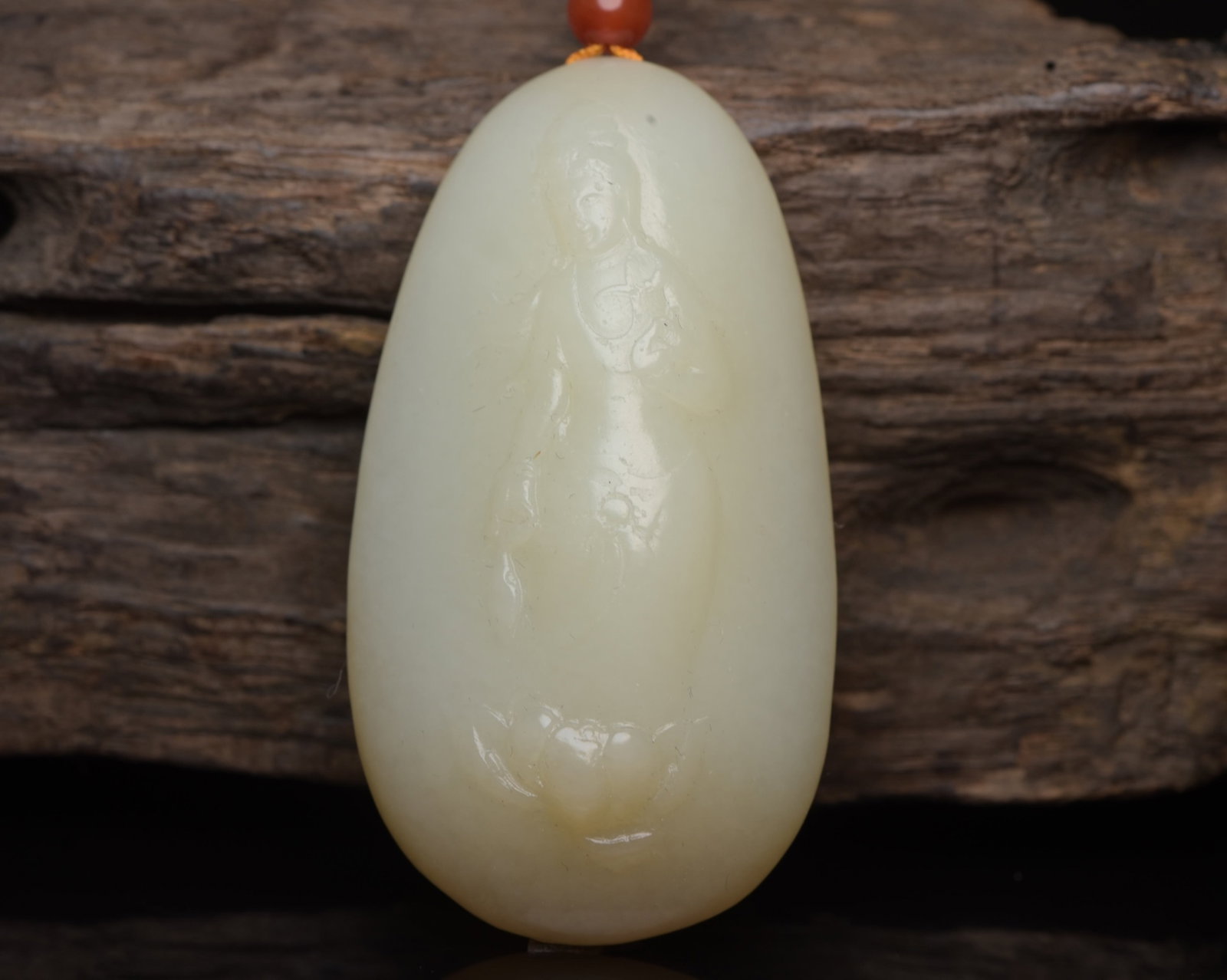 An Exquisite White Jade Statue of Avalokitesvara Pendant: An Exquisite White Jade Statue of Avalokitesvara Pendant,Qing Dynasty,China,Size:2.5inx1.4inx0.5in,Weight:51g 白玉观音像挂件,中国清代