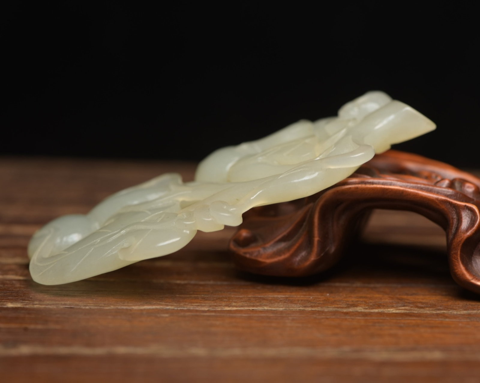 An Exquisite White Jade Monkey Pendant - 3