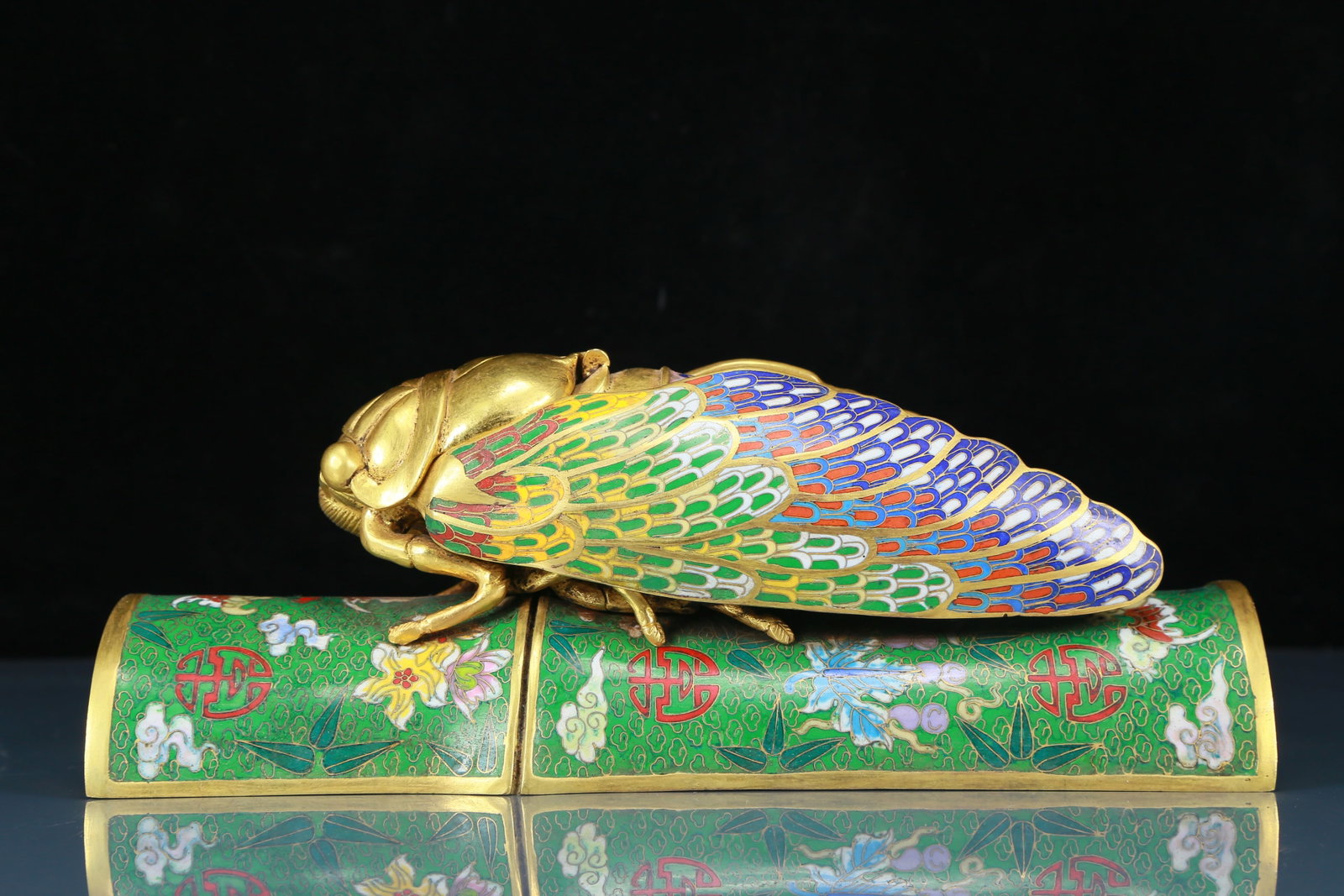 An exquisite cloisonne 'cicada' shaped box: An exquisite cloisonné 'cicada'-shaped box, the application of filigree technology makes the decoration of this collection more detailed and three-dimensional. This collectible is functional as w