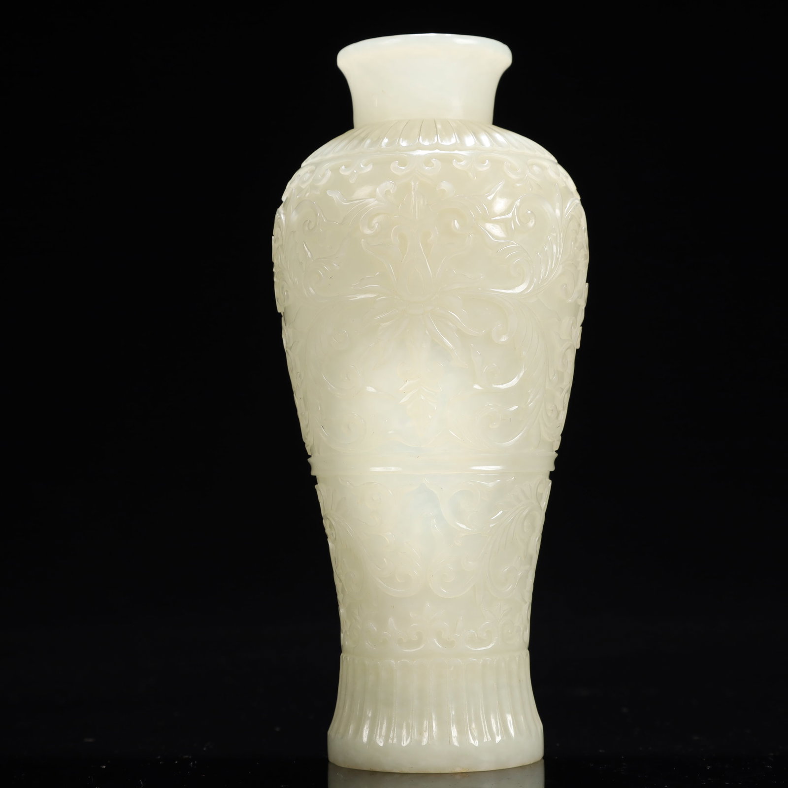 An Exquisite White Jade Flower Pattern Vase: An Exquisite White Jade Flower Pattern Vase,Qing Dynasty, China,Size:2.8inx7.1in,Weight:350g 白玉花卉纹瓶,中国清代