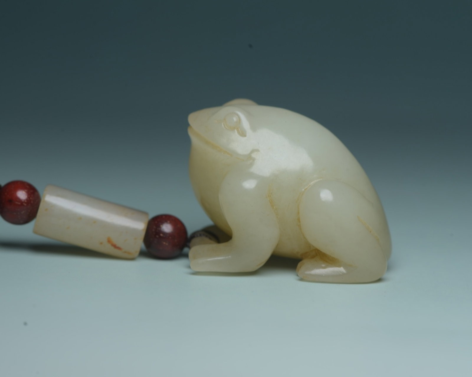 An Exquisite White Jade Frog Ornament: An Exquisite White Jade Frog Ornament,Qing Dynasty,China,Size:1.5inx1.1inx1.1in,Weight:51g 白玉青蛙摆件,中国清代
