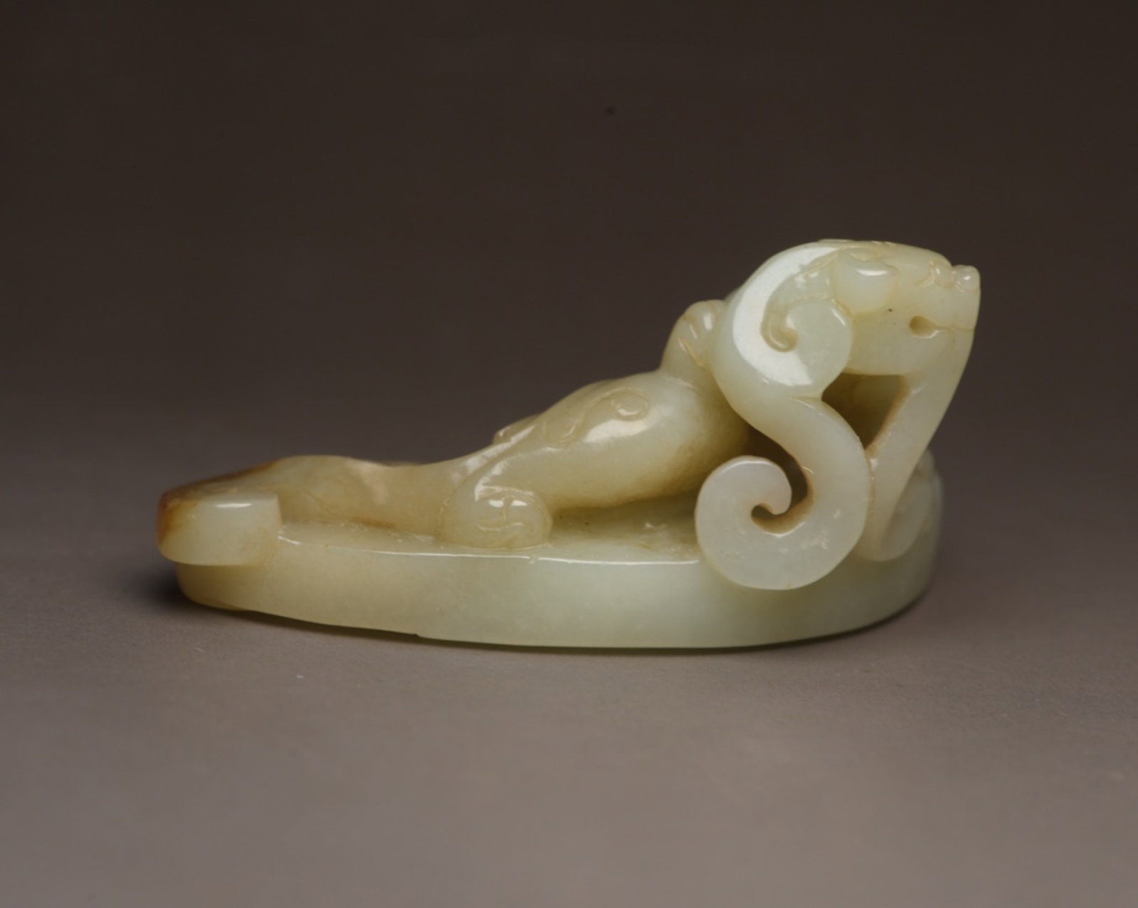 An Exquisite White Jade Dragon Ornament: An Exquisite White Jade Dragon Ornament,Qing Dynasty,China,Size:2.5inx1.2inx1.1in,Weight:41g 白玉龙摆件,中国清代