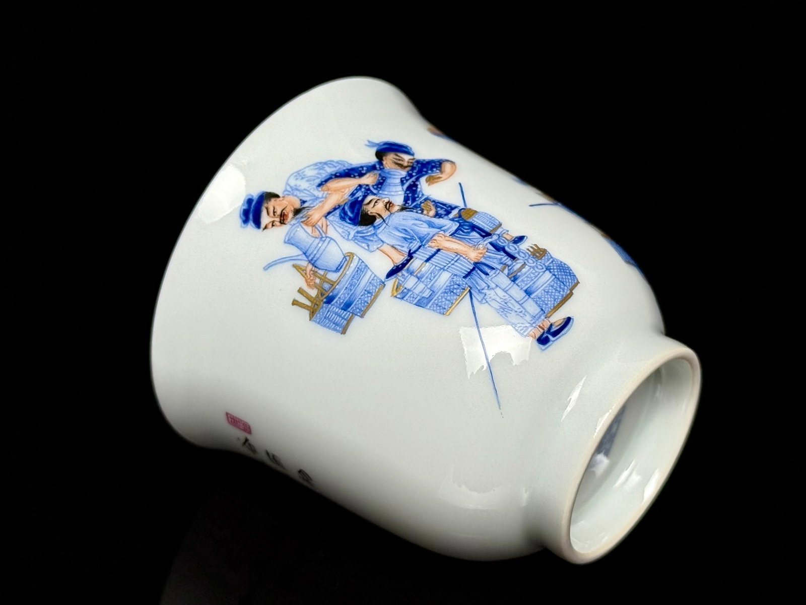 An Exquisite Famille-Rose Figure Pattern Cup,With Poem: An Exquisite Famille-Rose Figure Pattern Cup,With Poem,Qing Dynasty, China,Qianlong Four-character Mark,Size:2.7inx2.6in 粉彩人物纹,带诗文杯,È