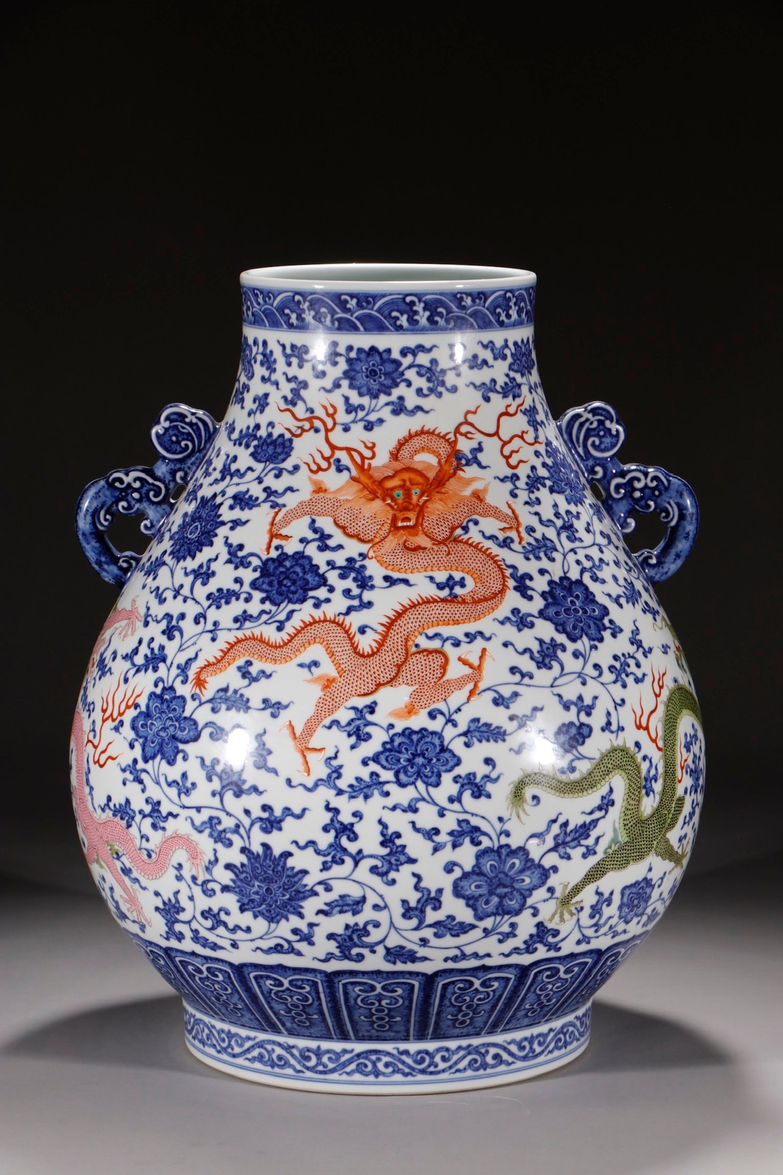 A Huge Blue and White Iron-Red Lotus and Dragon Pattern Double-Ears Jar: A Huge Blue and White Iron-Red Lotus and Dragon Pattern Double-Ears Jar,Qing Dynasty,China,Qianlong Six-character Mark,Size:18.3in 青花矾红缠枝莲龙ń