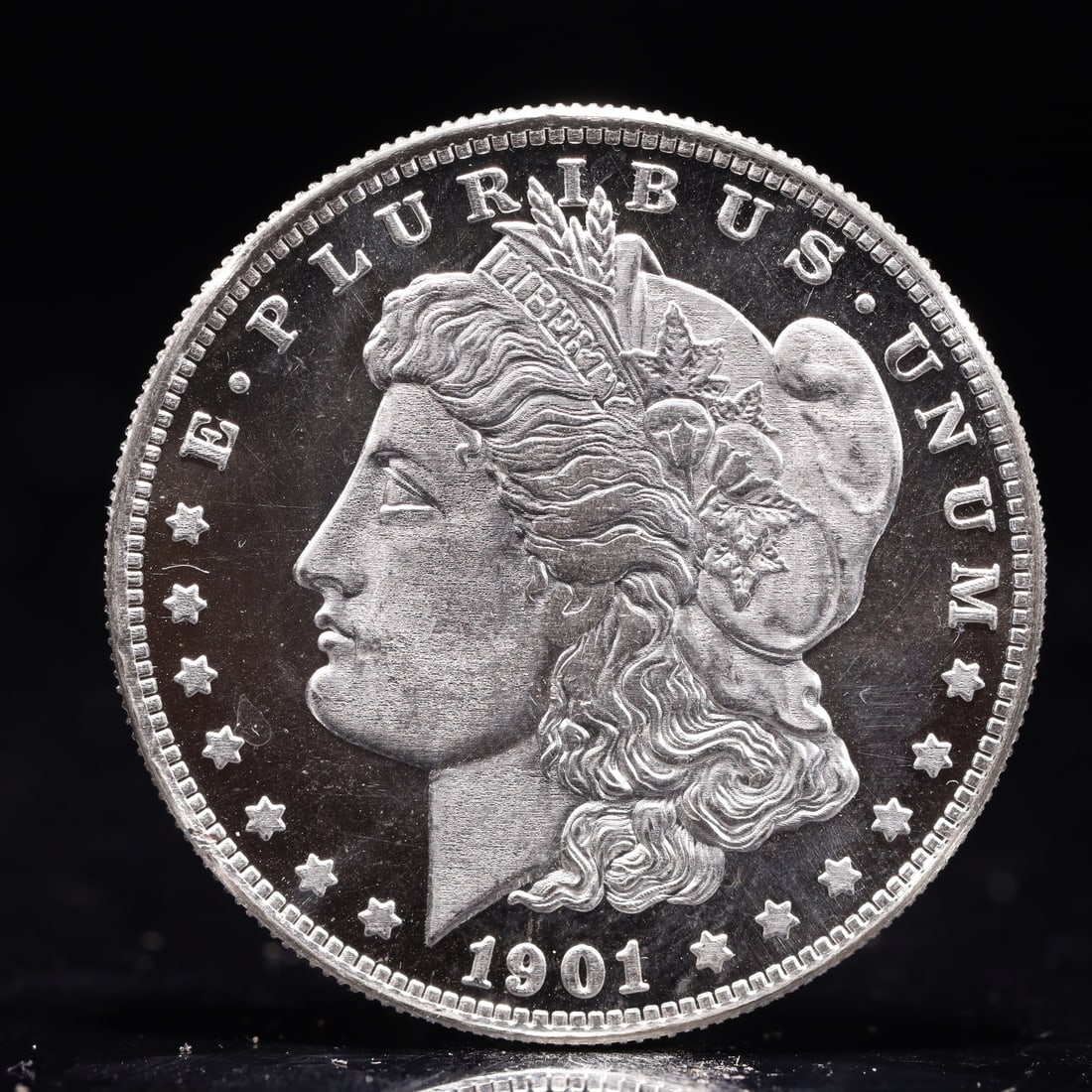 USA Morgan Dollar 1901 Coin: Obv: profile bust with date below and E PLURIBUS UNUM legend and stars around. Rev: eagle with In God we trust above within wreath with UNITED STATES OF AMERICA ONE DOLLAR legend. IN GOD WE TRUST / LI