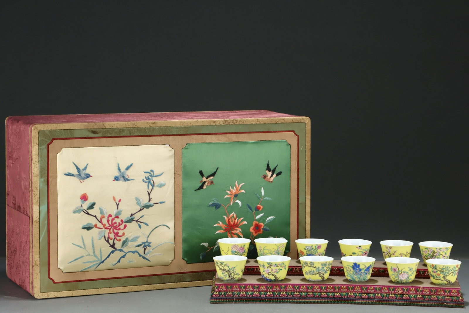 A Set of Fine Famille-Rose Flower Pattern Cups,with poem: A Set of Fine Famille-Rose Flower Pattern Cups,with poem,Qing Dynasty,China,Yongzheng Six-character Mark,Size:1.9inx2.6in 一套粉彩花卉纹杯子,ñ