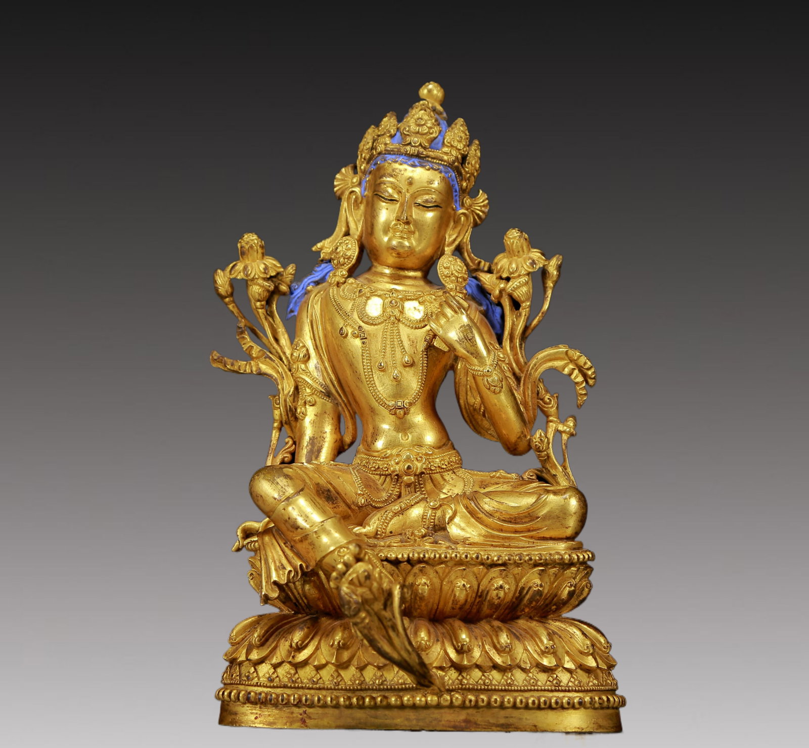 An Exquisite Gilt Bronze Statue of Tara: An Exquisite Gilt Bronze Statue of Tara,Ming Dynasty, China,Size:5.9inx5.5inx9.8in,Weight:2830g 铜鎏金度母像，明代