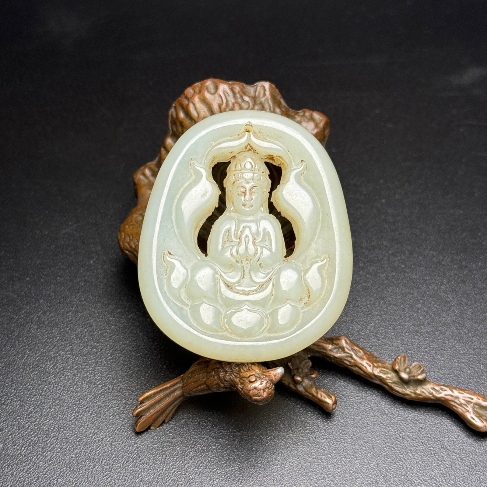 An Exquisite White Jade Statue of Avalokitesvara Pendant: An Exquisite White Jade Statue of Avalokitesvara Pendant,Qing Dynasty, China,Size:45mmx53mmx6mm,Weight:26g 白玉观音像挂件,中国清代