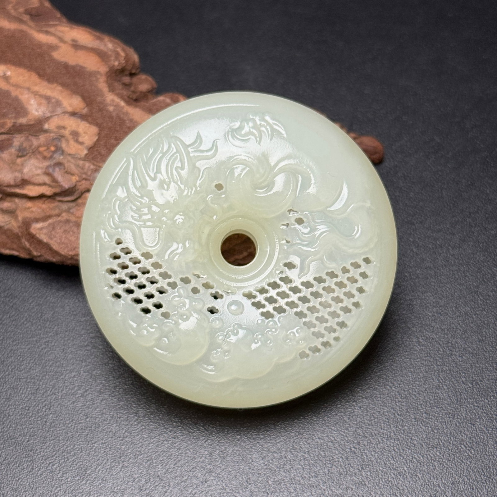 An Exquisite White Jade Dragon Pattern Pendant: An Exquisite White Jade Dragon Pattern Pendant,Qing Dynasty,China,Size:51mmx17mm,Weight:31g 白玉龙纹挂件,中国清代