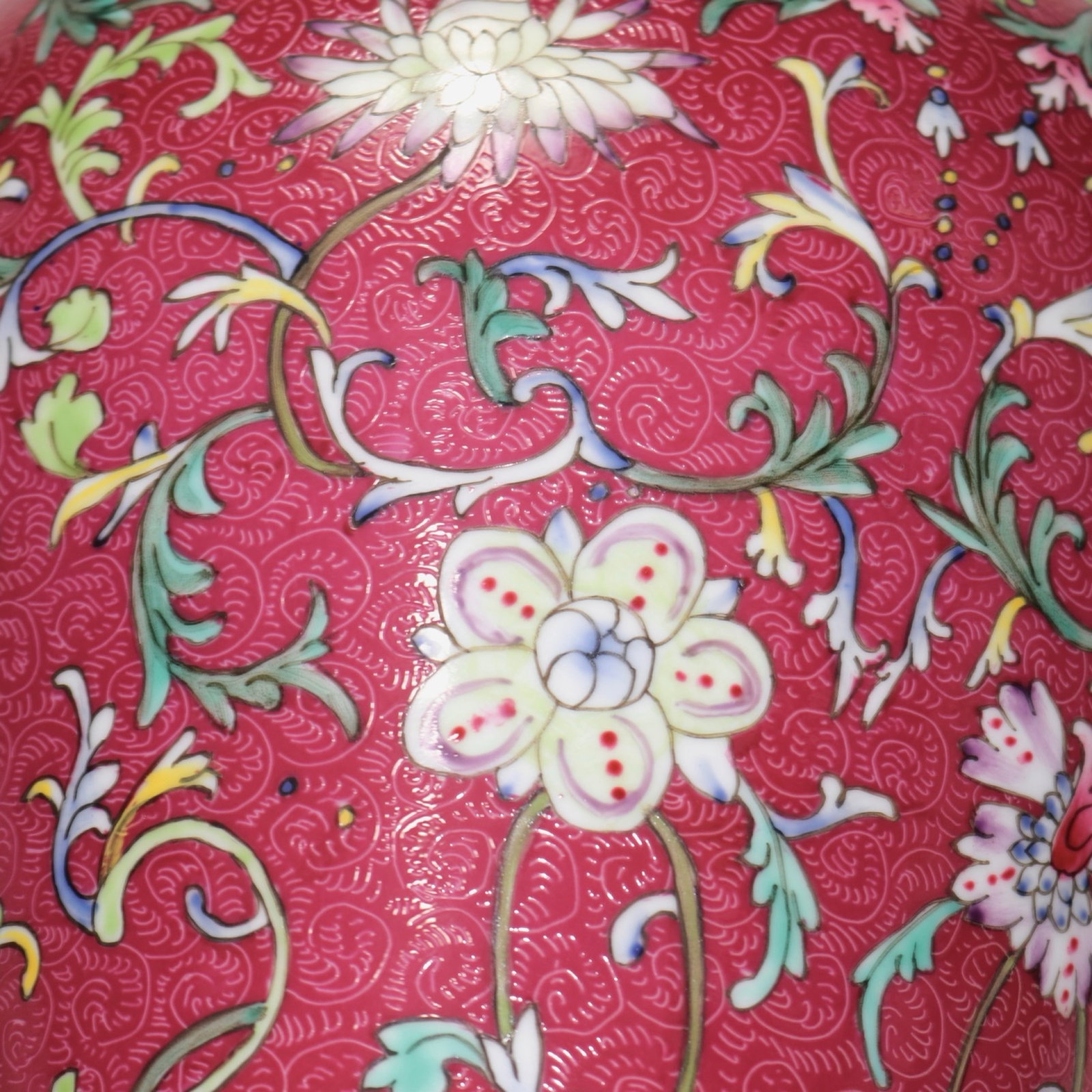 An Exquisite Ruby Red-Glazed Lotus Pattern Vase - 9