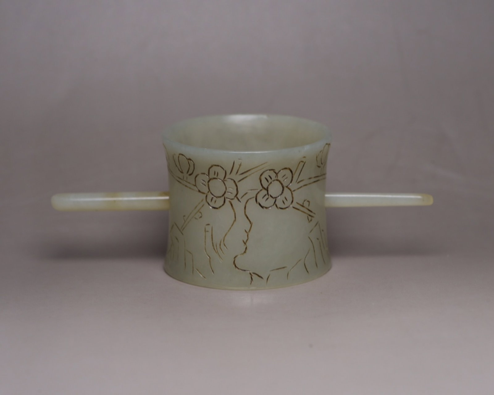 An Exquisite White Jade Flower Pattern Hair Band: An Exquisite White Jade Flower Pattern Hair Band,Qing Dynasty,China,Size:4.3inx15inx1.9in,Weight:33g 白玉花卉纹发冠,中国清代