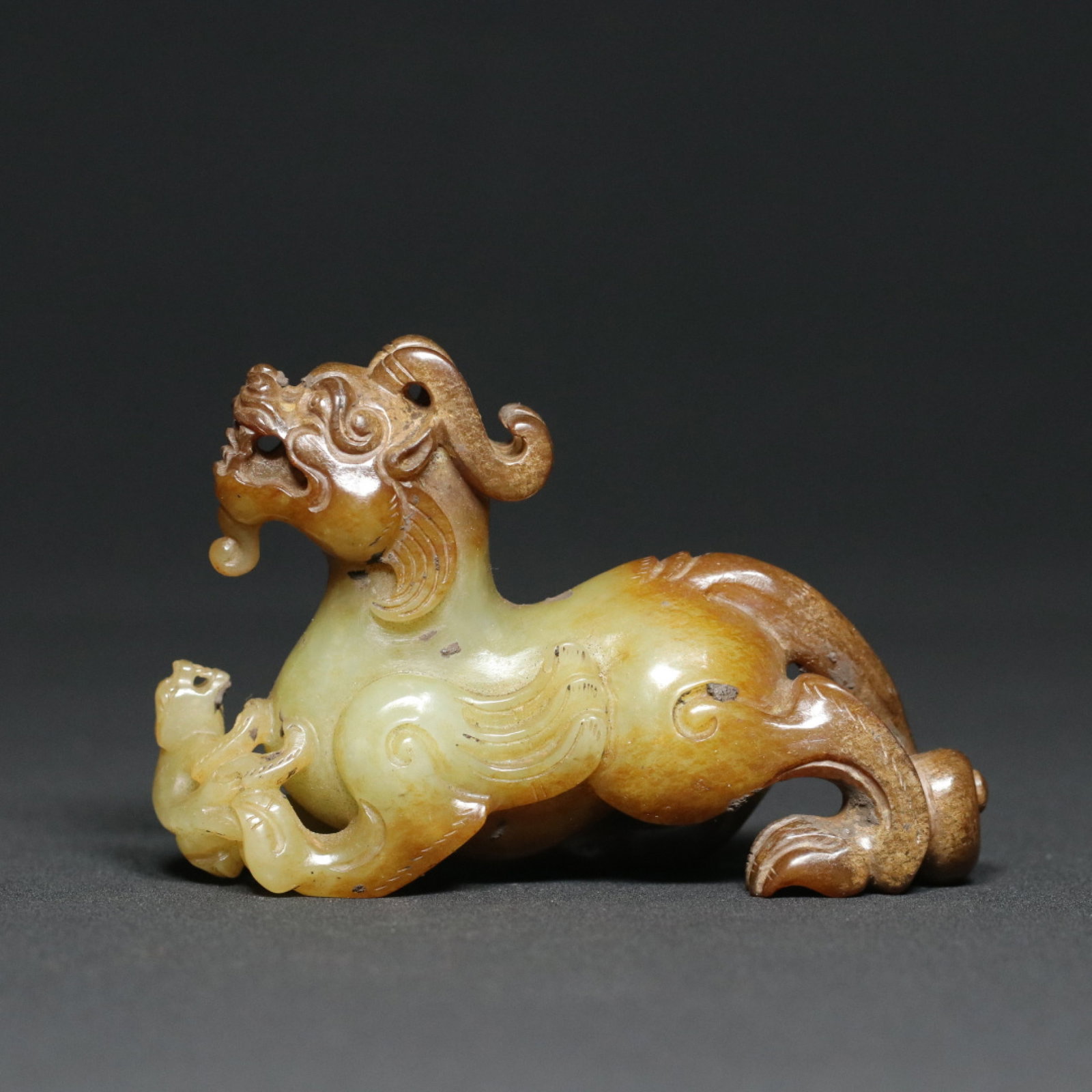 An Exquisite White Jade Auspicious Beast Ornament: An Exquisite White Jade Auspicious Beast Ornament,Han Dynasty,China,Size:3.5inx1.2inx2.3in,Weight:126.5g 白玉瑞兽摆件,中国汉代