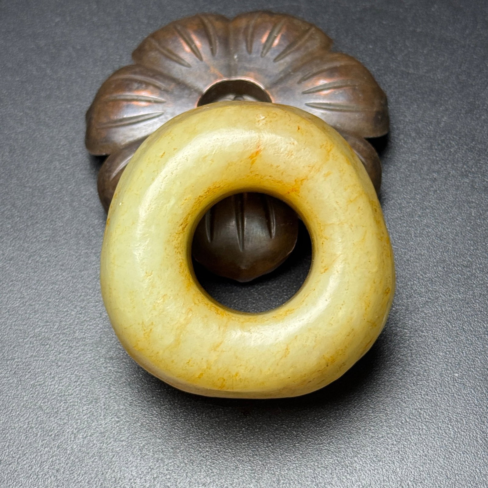 An Exquisite White Jade Ring - 6