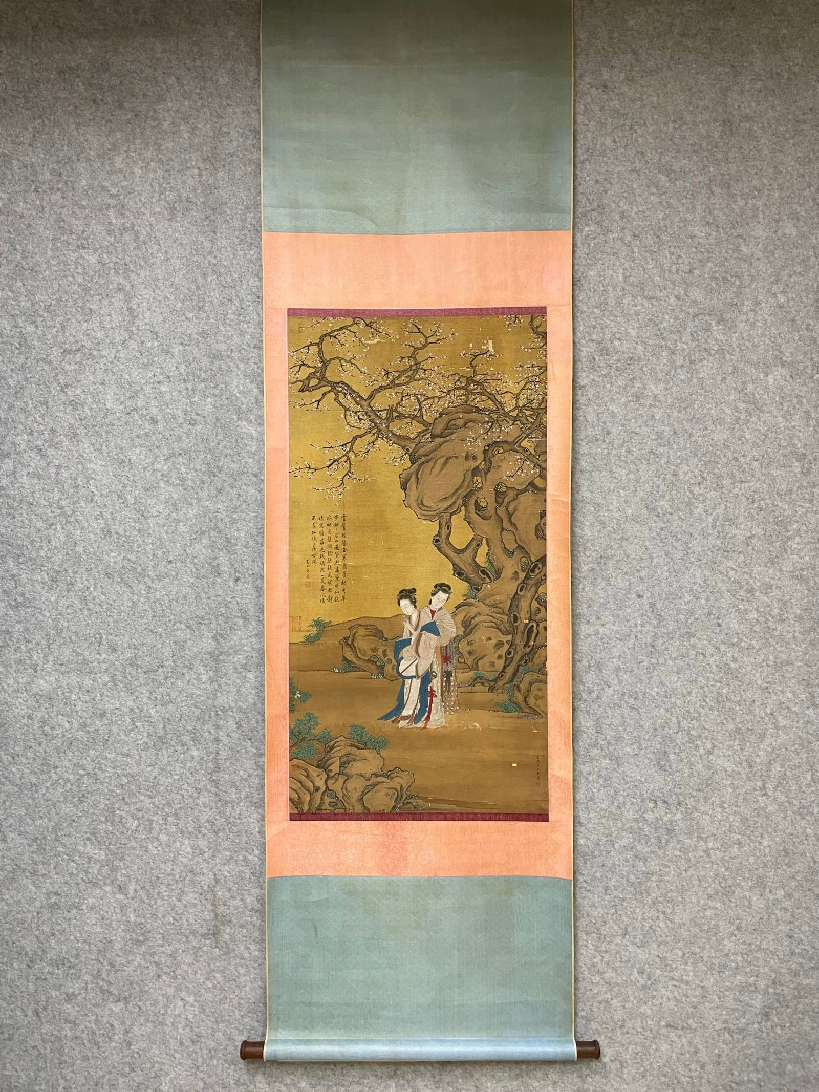 A Chinese Vertical Scroll Ink Painting of Figure and Story on Silk: A Chinese Vertical Scroll Ink Painting of Figure and Story on Silk,Chou Zhu,Size:20.9inx40.2in 一幅中国水墨绢本人物故事画&