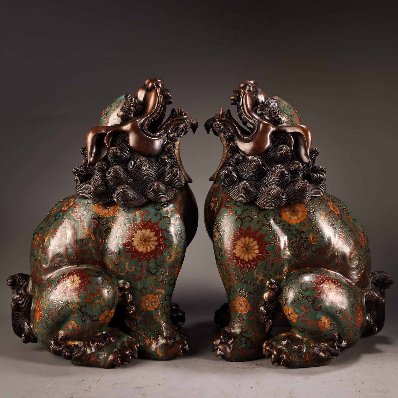 A Pair of Exquisite Cloisonne Auspicious Beast Censers: A Pair of Exquisite Cloisonne Auspicious Beast Censers,Qing Dynasty,China,Size:12.2inx8.7in,Weight:4500g 一对景泰蓝瑞兽香炉,中国଀