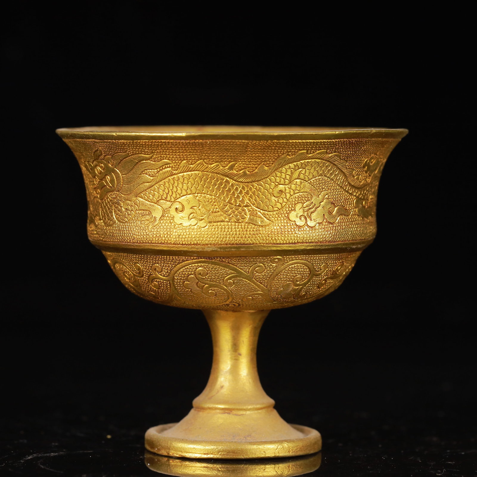 An Exquisite Gilt Bronze Dragon Pattern Cup: An Exquisite Gilt Bronze Dragon Pattern Cup,Qing Dynasty,China,Size:3inx2.8in,Weight:225g 铜鎏金龙纹杯,中国清代