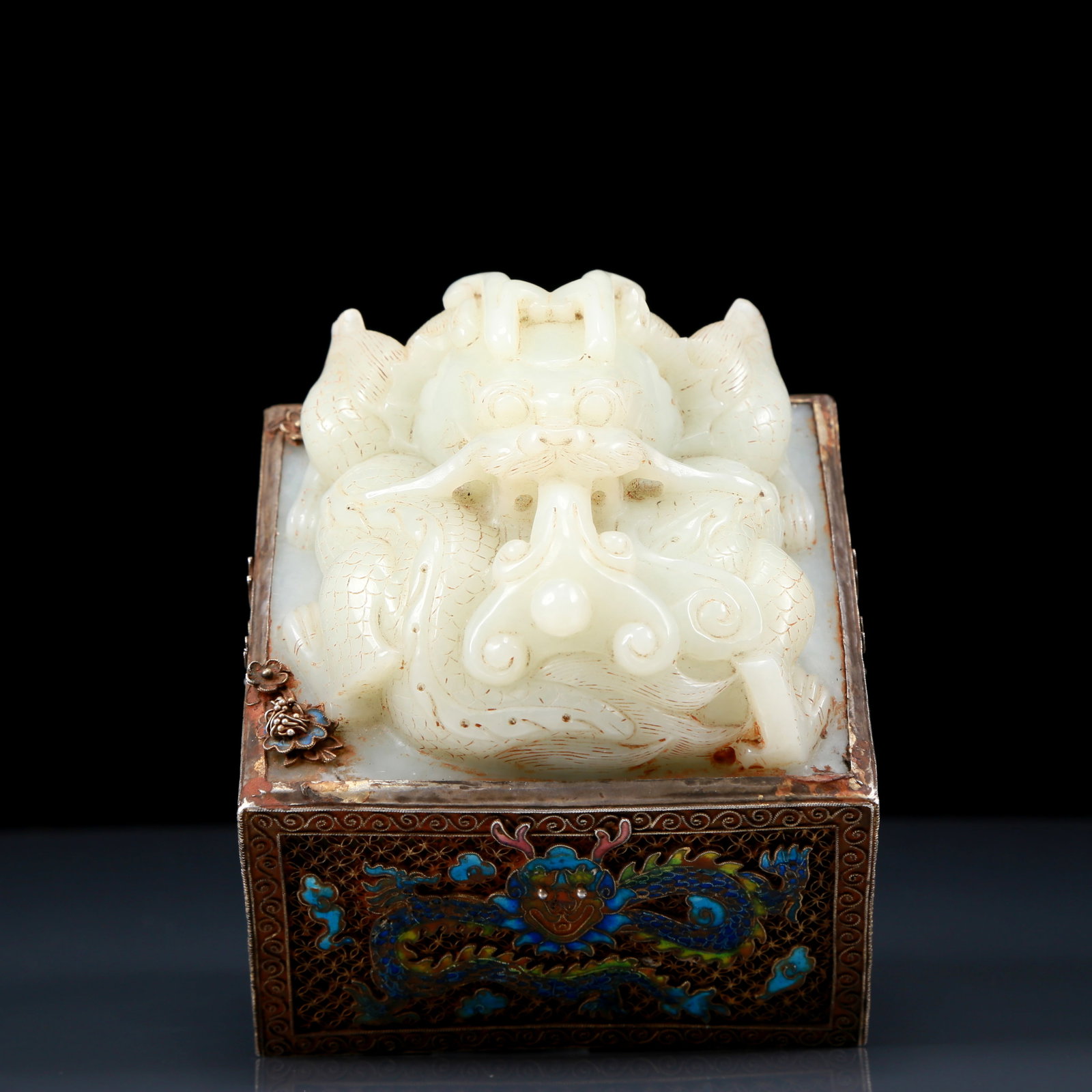 An Exquisite White Jade Dragon pattern seal: An Exquisite White Jade Dragon pattern seal，Qing Dynasty, China，Size:4.1inx3.9in，Weight:2550g 白玉龙纹印章，清代