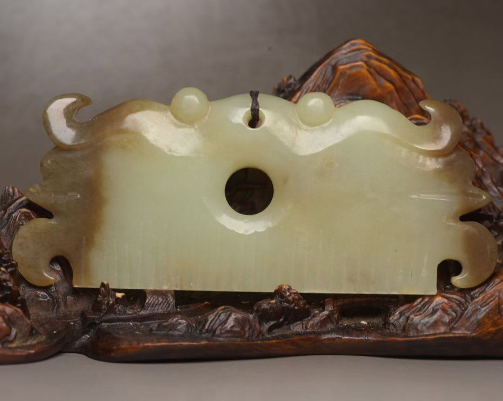 An Exquisite White Jade Pendant: An Exquisite White Jade Pendant,Qing Dynasty,China,Size:4.7inx2inx0.5in,Weight:116g 白玉佩,中国清代