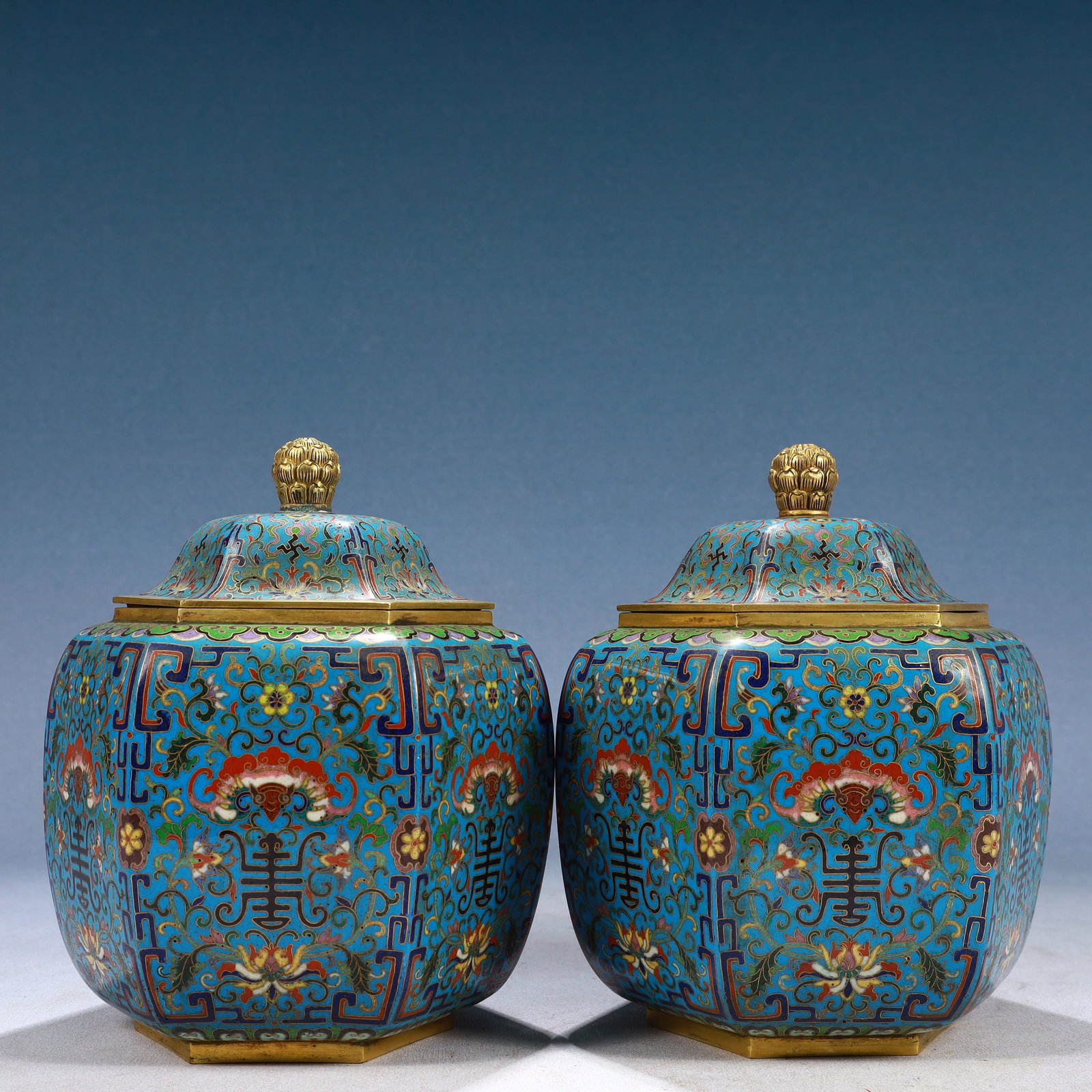 A Pair of Exquisite Cloisonne Bats and Peach Pattern Cover Jars: A Pair of Exquisite Cloisonne Bats and Peach Pattern Cover Jars,Qing Dynasty, China,Qianlong Four-character Mark,Size:5.9inx5.5inx7.5in,Weight:2900g 一对景泰蓝福