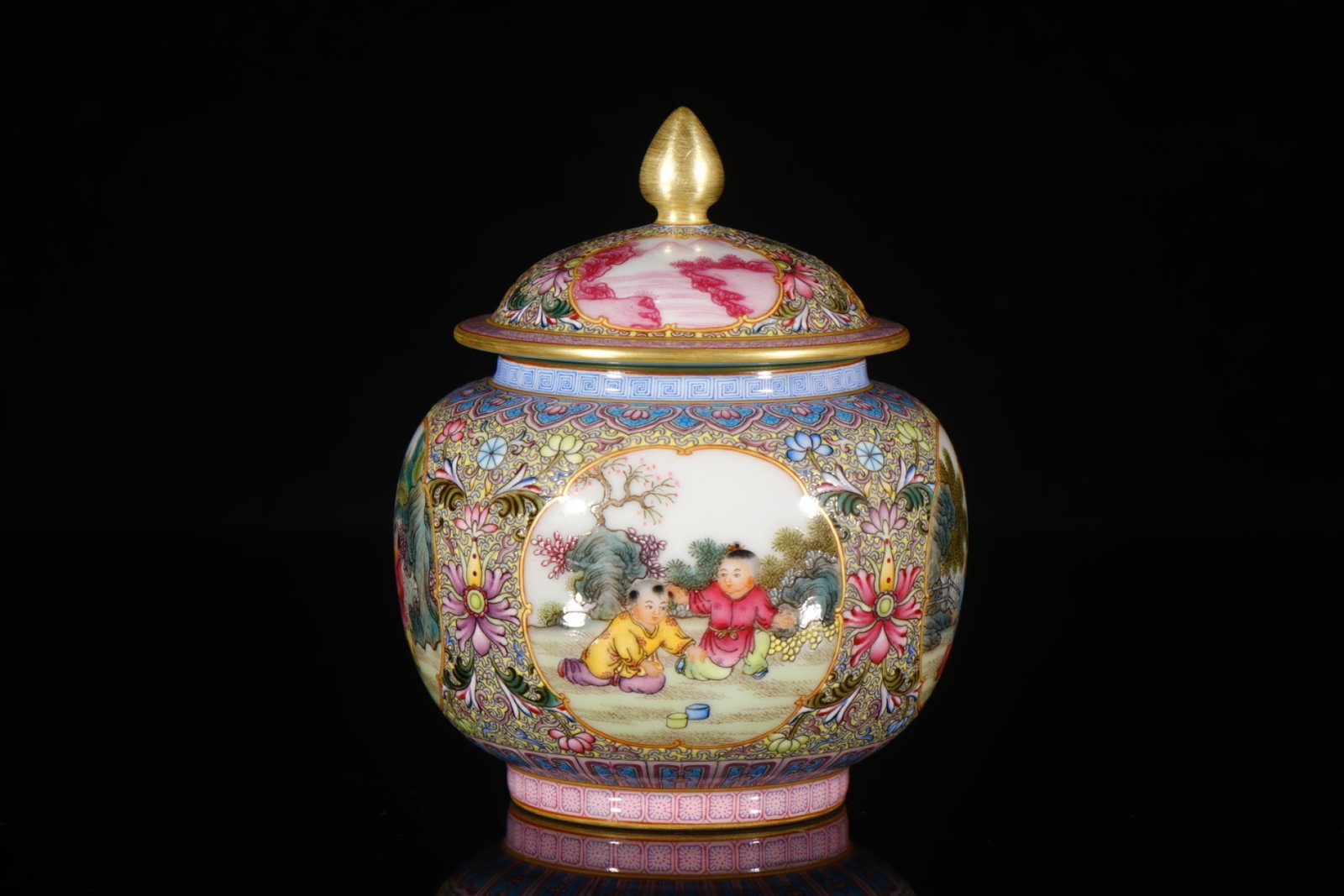 An Exquisite Enamel Character and Story Pattern Tea Caddy: An Exquisite Enamel Character and Story Pattern Tea Caddy,Qing Dynasty,China,Qianlong Four-character Mark,Size:4.5inx2.6in 珐琅彩人物故事纹茶Ö