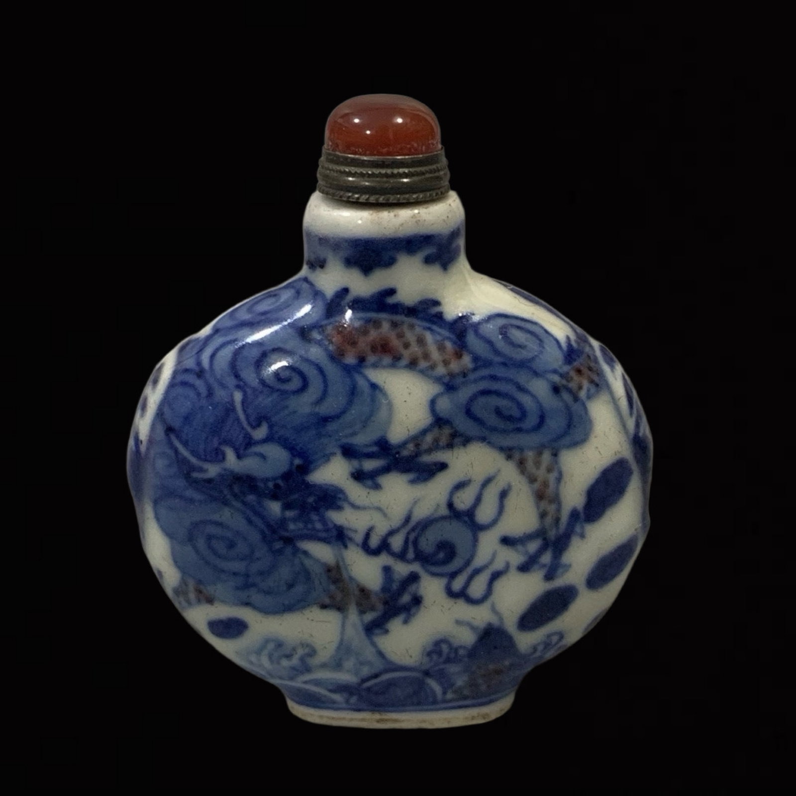 An Exquisite Blue and White Underglaze-Red Auspicious Cloud and Dragon Pattern Snuff Bottle: An Exquisite Blue and White Underglaze-Red Auspicious Cloud and Dragon Pattern Snuff Bottle,Qing Dynasty,China,Qianlong Four-character Mark,Size:2.6inx2in 青花釉里红Ķ
