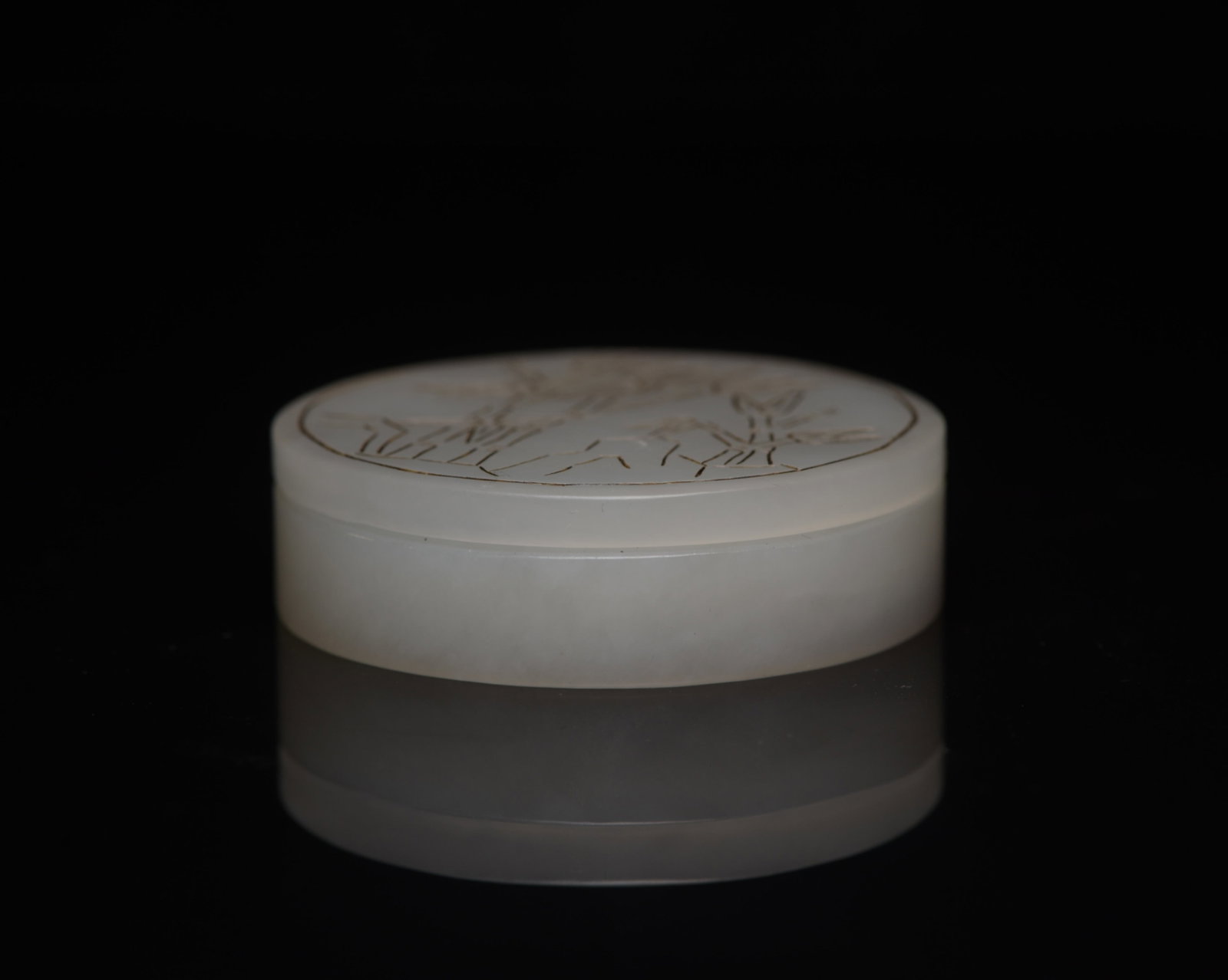 An Exquisite White Jade Bamboo Pattern Box: An Exquisite White Jade Bamboo Pattern Box,Qing Dynasty,China,Qianlong Four-character Mark,Size:2.1inx2.1inx0.6in,Weight:57g 白玉竹纹盒,中国清代,&