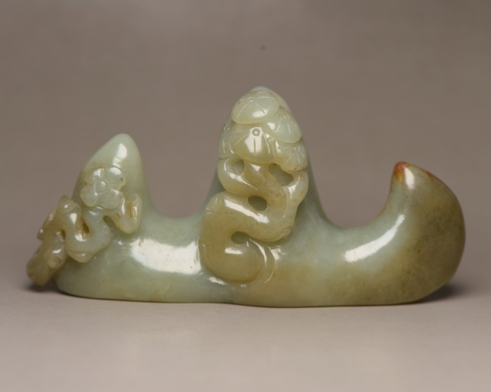 An Exquisite White Jade Flower Pattern Brush Holder: An Exquisite White Jade Flower Pattern Brush Holder,Qing Dynasty,China,Size:3.8inx1.8inx1.1in,Weight:136g 白玉花卉纹笔架,中国清代
