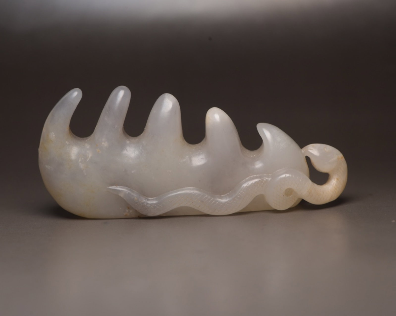 An Exquisite White Jade Snake Patten Brush Holder: An Exquisite White Jade Snake Patten Brush Holder,Qing Dynasty,China,Size:3.5inx1.5inx0.9in,Weight:93g 白玉蛇纹笔架,中国清代