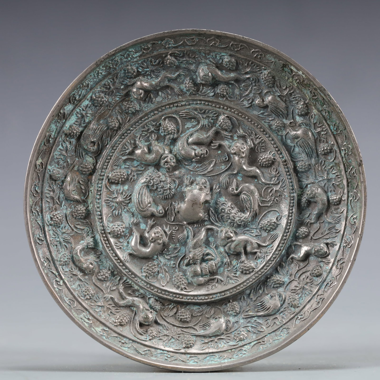 An Archaic Bronze Auspicious Beast Pattern Mirror: An Archaic Bronze Auspicious Beast Pattern Mirror,Ancient Time, China,Size:4.4inx0.4in Weight:496.2g 青铜瑞兽纹铜镜,中国远古时&#