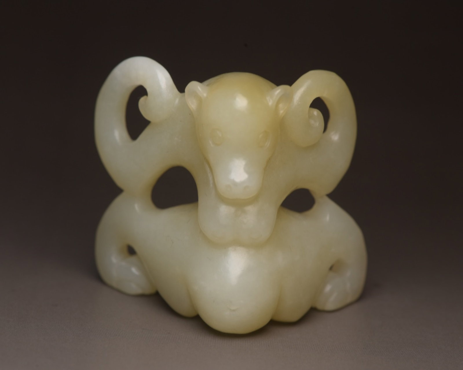 An Exquisite White Jade Bear Ornament: An Exquisite White Jade Bear Ornament,Qing Dynasty,China,Size:1.8inx1.6inx1.1in,Weight:51g 白玉熊摆件,中国清代