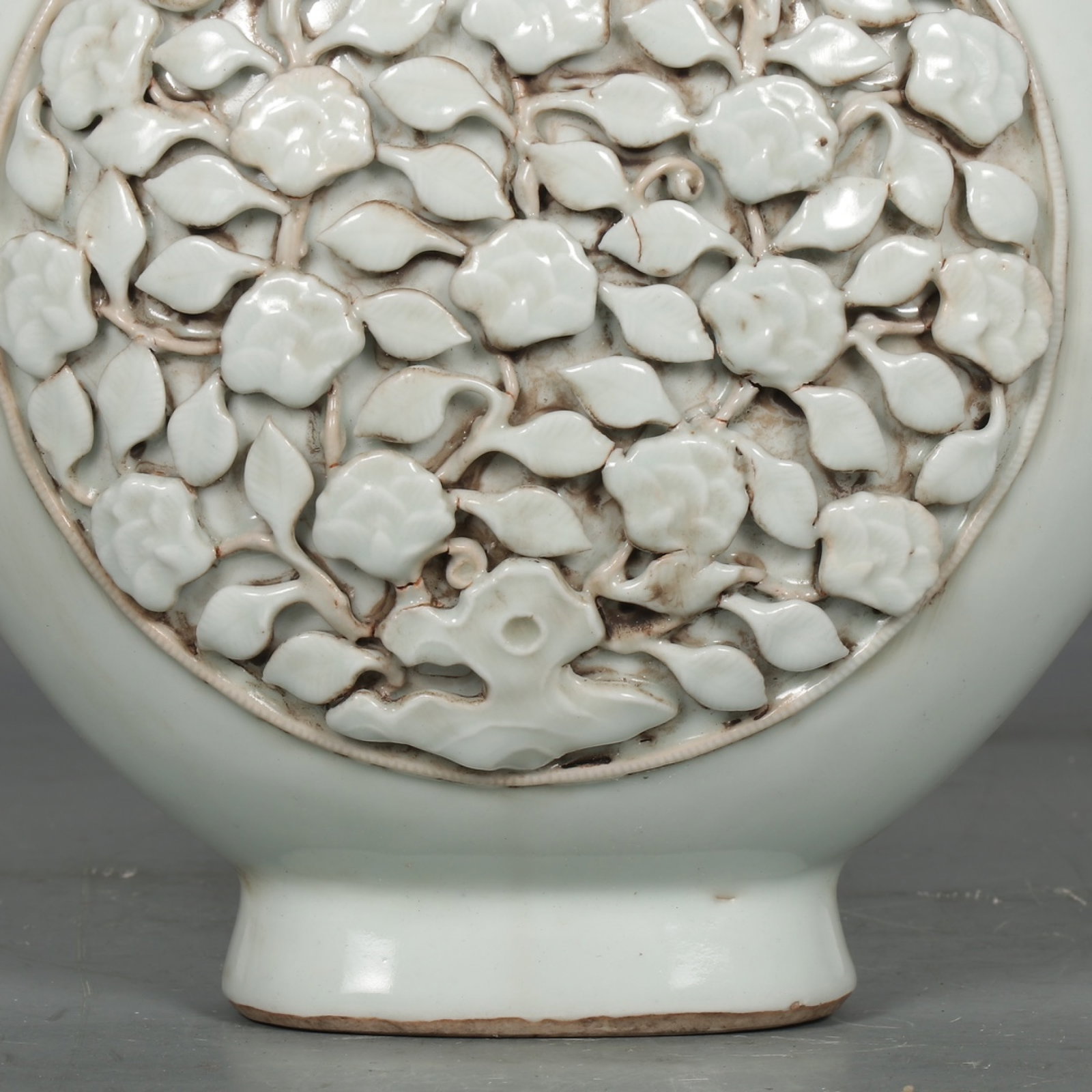An Exquisite White Glazed Flower Pattern Pot - 4
