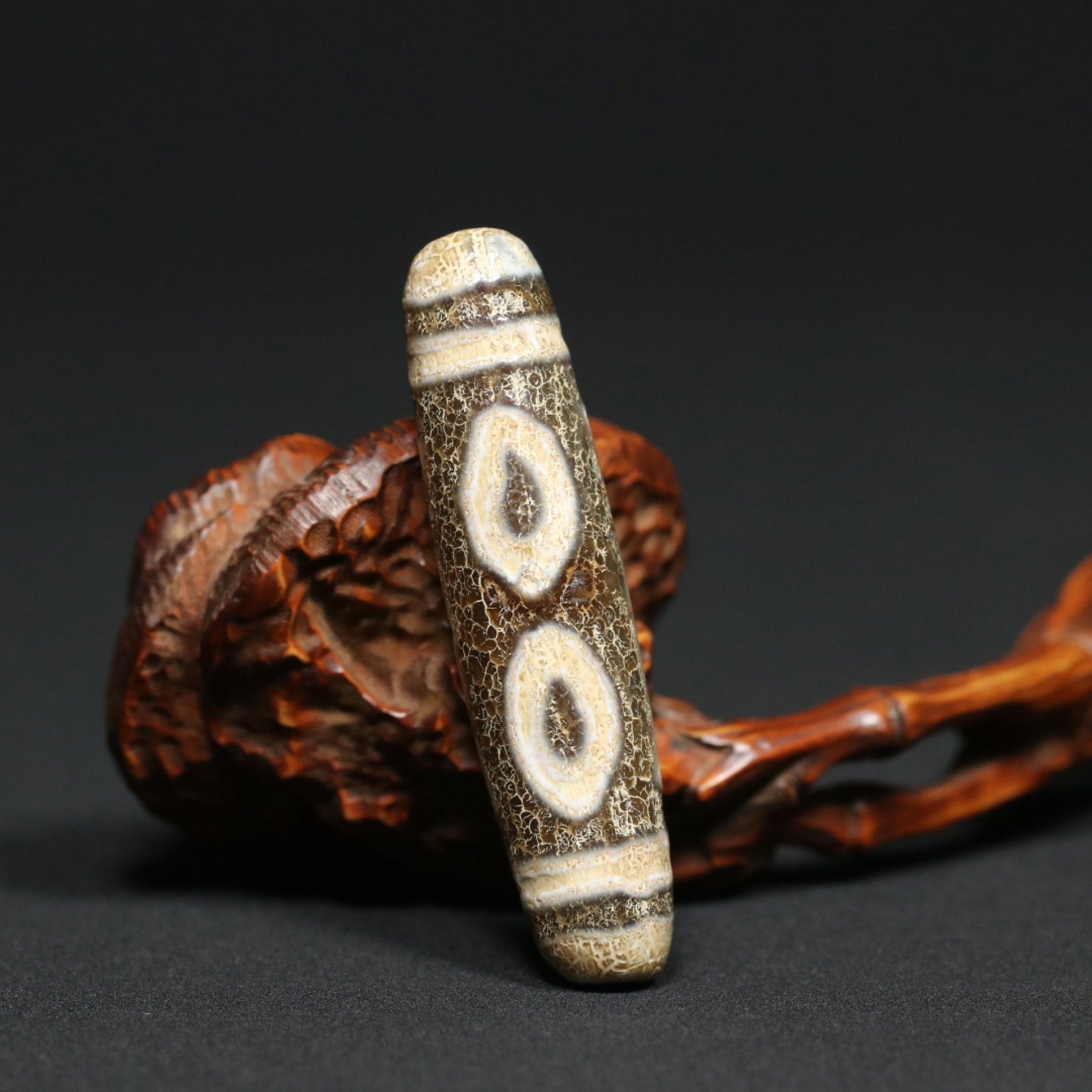 An Exquisite Dzi Bead Pendant: An Exquisite Dzi Bead Pendant,Qing Dynasty,China,Size:2.3inx0.6in,Weight:16g 天珠挂件,中国清代