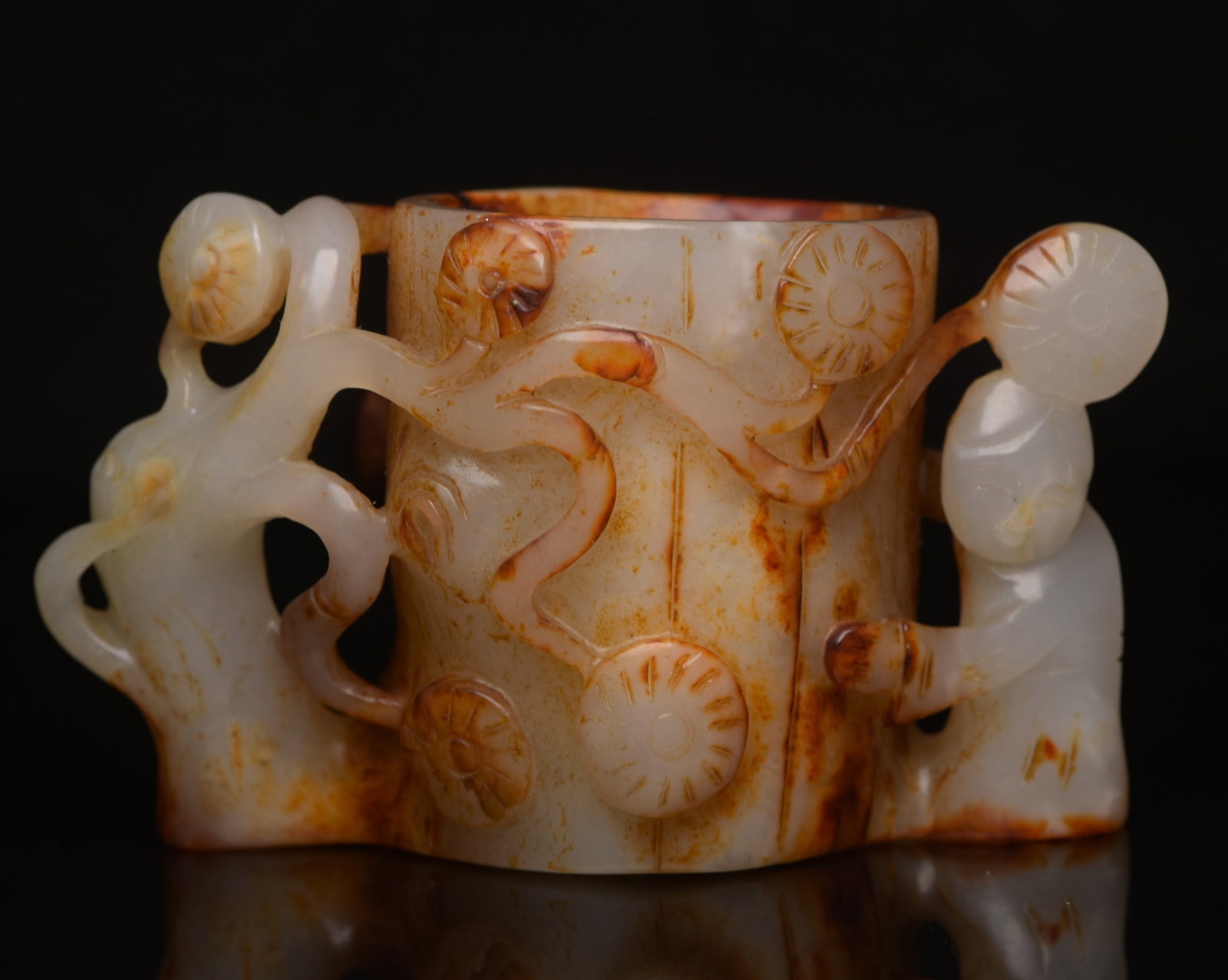 An Exquisite White Jade Flower Pattern Ornament: An Exquisite White Jade Flower Pattern Ornament,Qing Dynasty,China,Size:3.9inx2.4inx1.9in,Weight:280g 白玉花卉纹摆件,中国清代