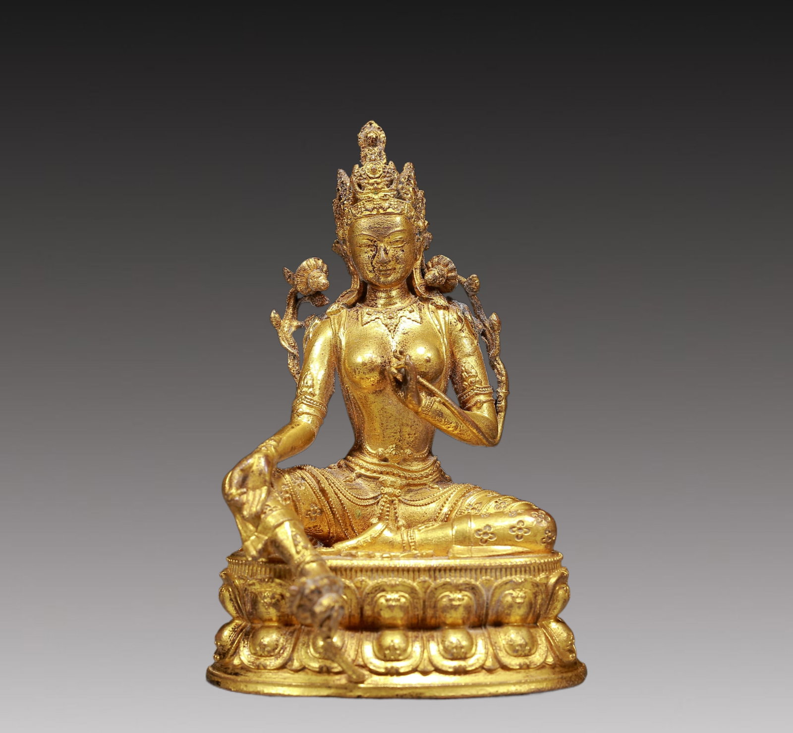 A Solemn Gilt Bronze Statue of Tara: A Solemn Gilt Bronze Statue of Tara,Ming Dynasty, China,Size:2.8inx3inx3.9in,Weight:370g 铜鎏金度母像，明代