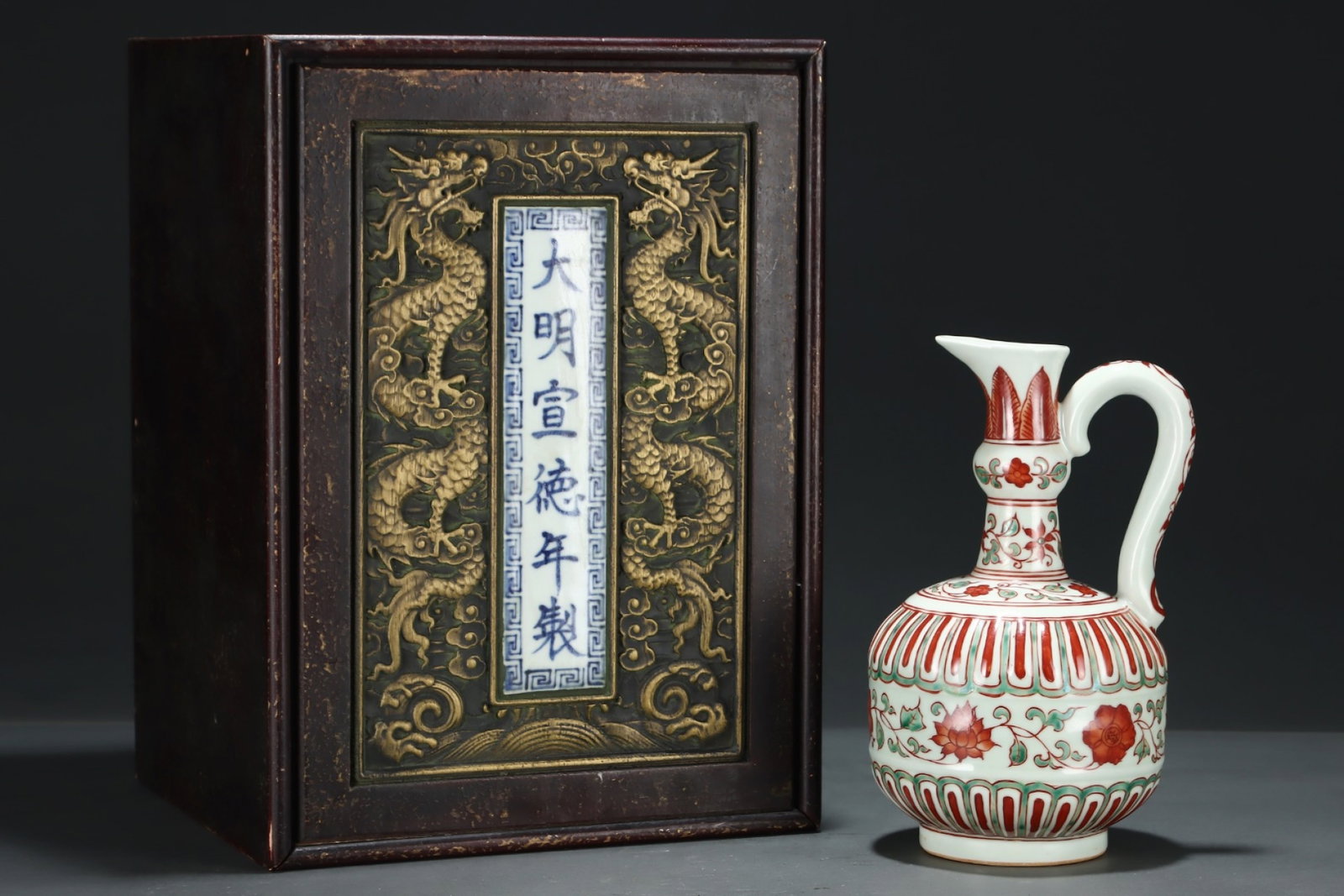 An Exquisite Red-and-Green Glazed Lotus Pattern Ewer: An Exquisite Red-and-Green Glazed Lotus Pattern Ewer,Ming Dynasty, China,Xuande Six-character Mark,Size:10.6inx6.3in 红绿彩缠枝莲纹执壶,中&#