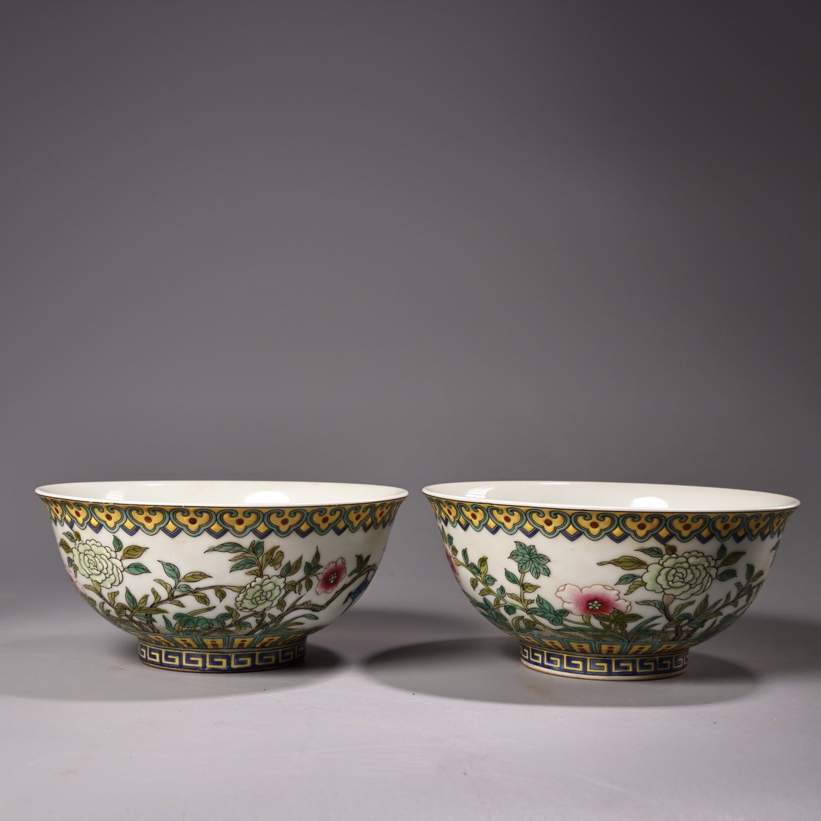 A Pair of Exquisite Famille-Rose Flower Pattern Bowls: A Pair of Exquisite Famille-Rose Flower Pattern Bowls,Qing Dynasty,China,Kangxi Four-character Mark,Size:5.9inx2.8in,Weight:260g 一对粉彩花卉纹碗,ߑ