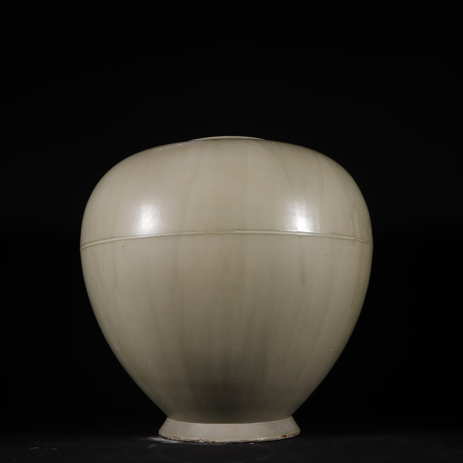 A Rare Yue yao Celadon Jar: A Rare Yue yao Celadon Jar,Tang Dynasty,China,Size:12.7inx12.6in 越窑青瓷罐,中国唐代