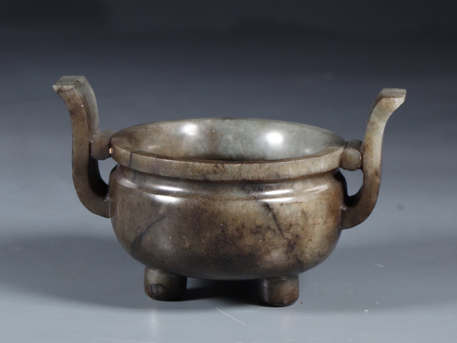 An Exquisite White Jade Double-Ears and Tripod Censer: An Exquisite White Jade Double-Ears and Tripod Censer,Qing Dynasty,China,Size:4.6inx3.1inx2.8in,Weight:294g