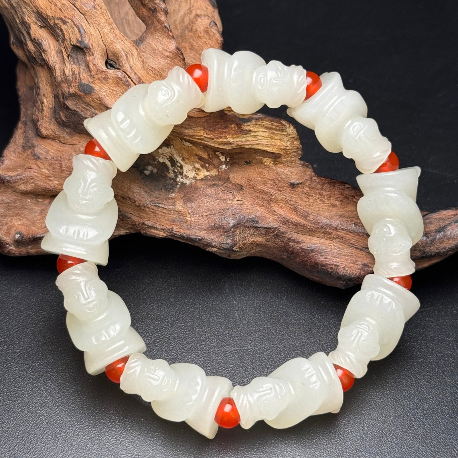 An Exquisite White Jade Figure Bracelet: An Exquisite White Jade Figure Bracelet,Qing Dynasty,China,Size:23mmx13mmx12mm,Weight:51g 白玉人物手串,中国清代