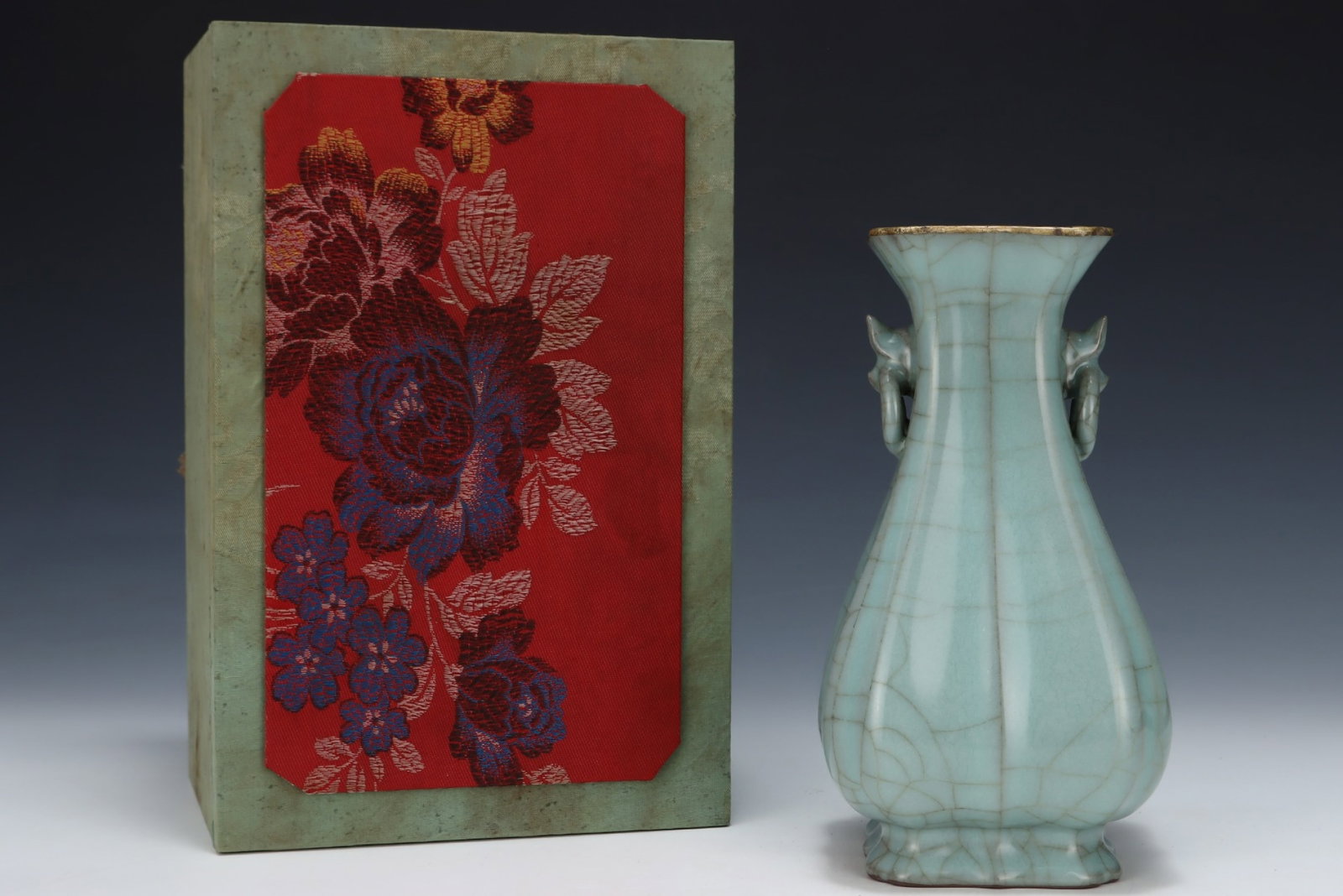 An Exquisite Guan yao Painted Gold Double-Ears Vase,with an Imperial Poem by Emperor Qianlong: An Exquisite Guan yao Painted Gold Double-Ears Vase,with an Imperial Poem by Emperor Qianlong,Song Dynasty,China,Size:9.3inx4.9in 官窑描金双耳瓶,带È