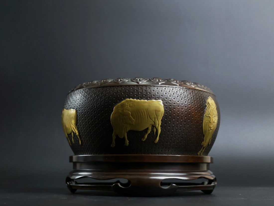 An Exquisite Gilt Bronze Buffalo Pattern Censer: An Exquisite Gilt Bronze Buffalo Pattern Censer,Qing Dynasty, China, Qianlong Six-character Mark,Size:4.2inx4.6in,Weight:4025g 铜鎏金牛纹香炉,中国