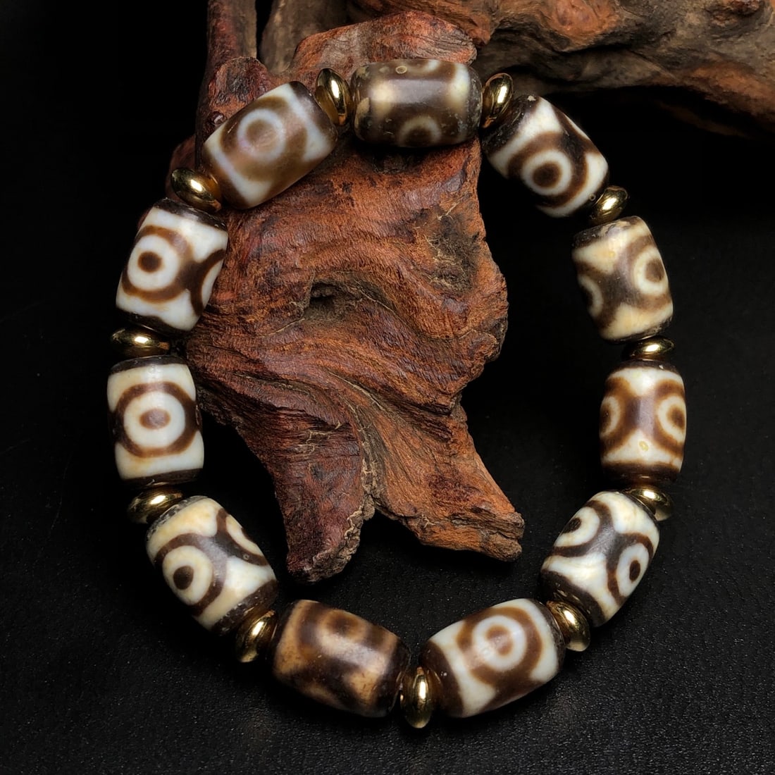 An Exquisite Dzi Bead Bracelet: An Exquisite Dzi Bead Bracelet,Size:15mmx11mm*11 天珠手串