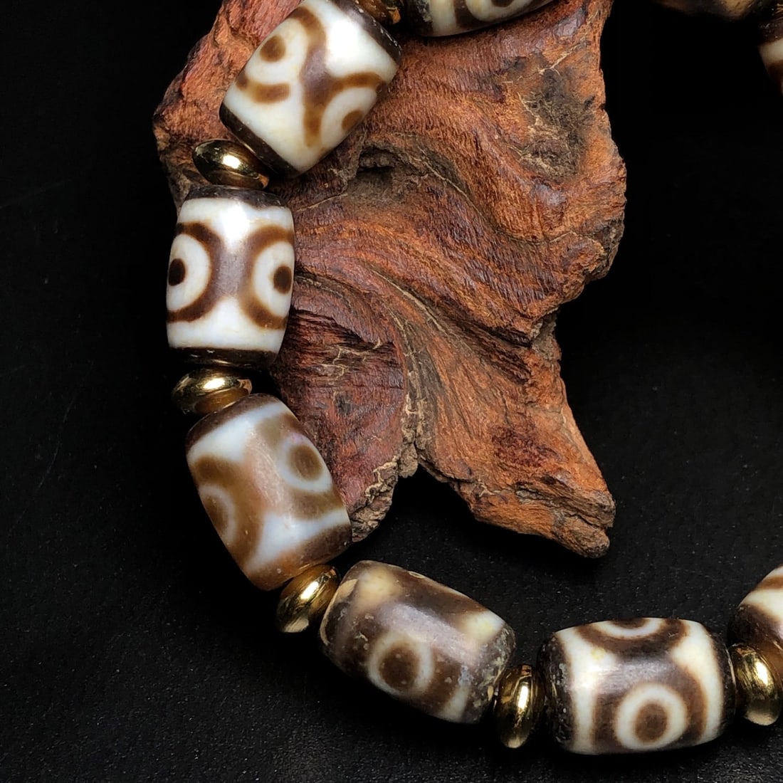 An Exquisite Dzi Bead Bracelet - 7