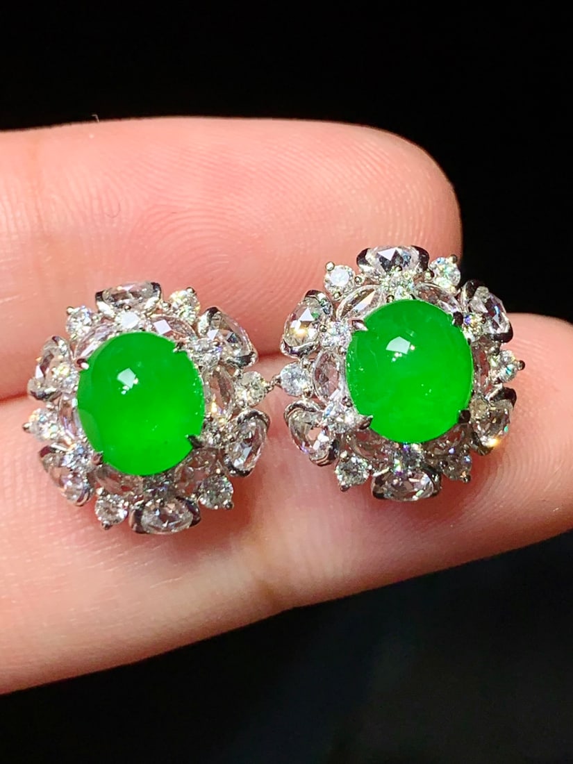 A Pair of Exquisite 18k Gold Diamond Inlaid Jadeite Earrings: A Pair of Exquisite 18k Gold Diamond Inlaid Jadeite Earrings,Size(Loose Stone):7mmx6mmx3mm 一对18k金钻镶嵌翡翠耳钉
