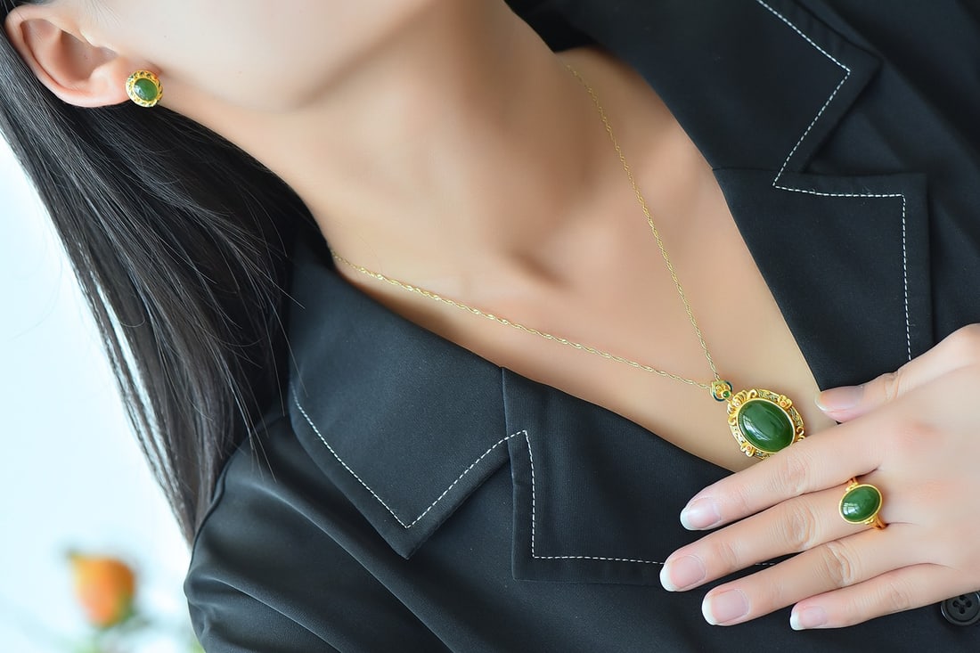 A Set of Fine Sterling Silver-Gold Plated Inlaid Jasper Jewelrys: A Set of Fine Sterling Silver-Gold Plated Inlaid Jasper Jewelrys 一套纯银镀金镶碧玉首饰