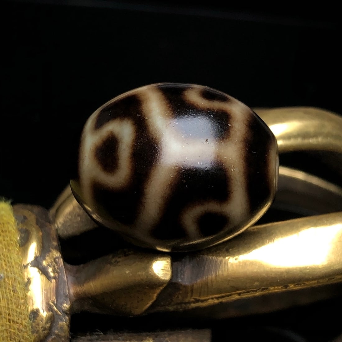 An Exquisite Dzi Bead Pendant: An Exquisite Dzi Bead Pendant,Size:22mmx18mm,Weight:10g 天珠挂件